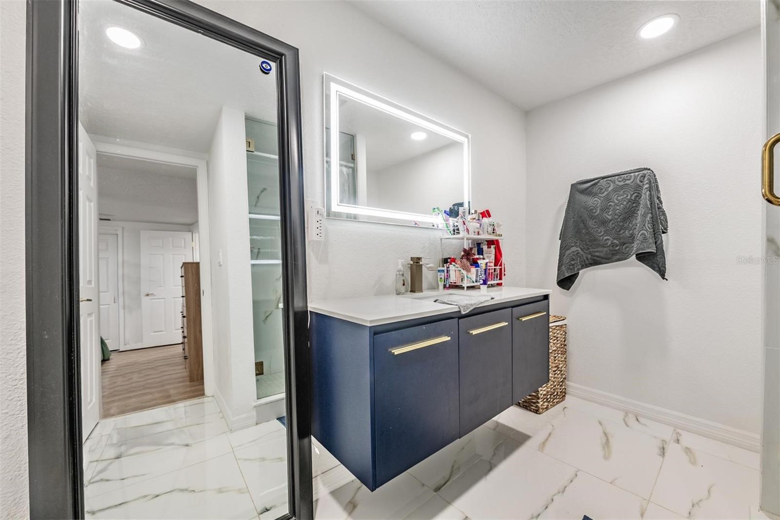 Listing photo id 18 for 7634 Judith Crescent