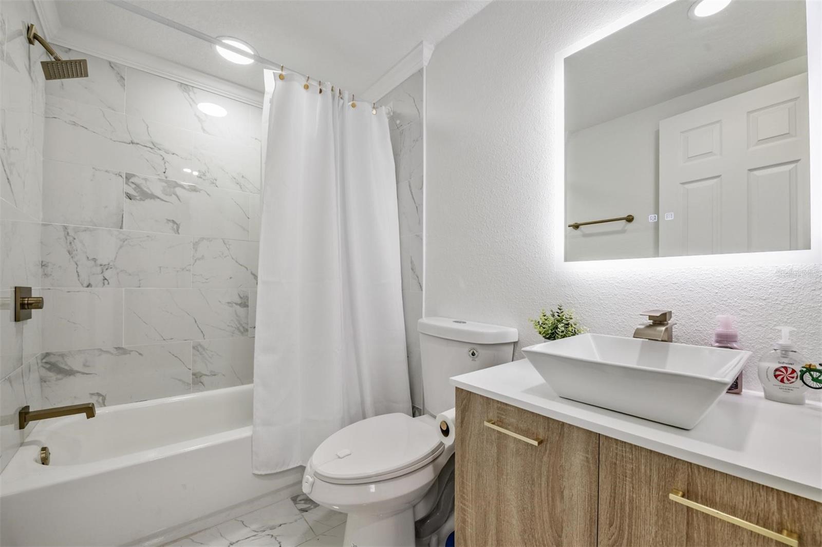 Listing photo id 22 for 7634 Judith Crescent