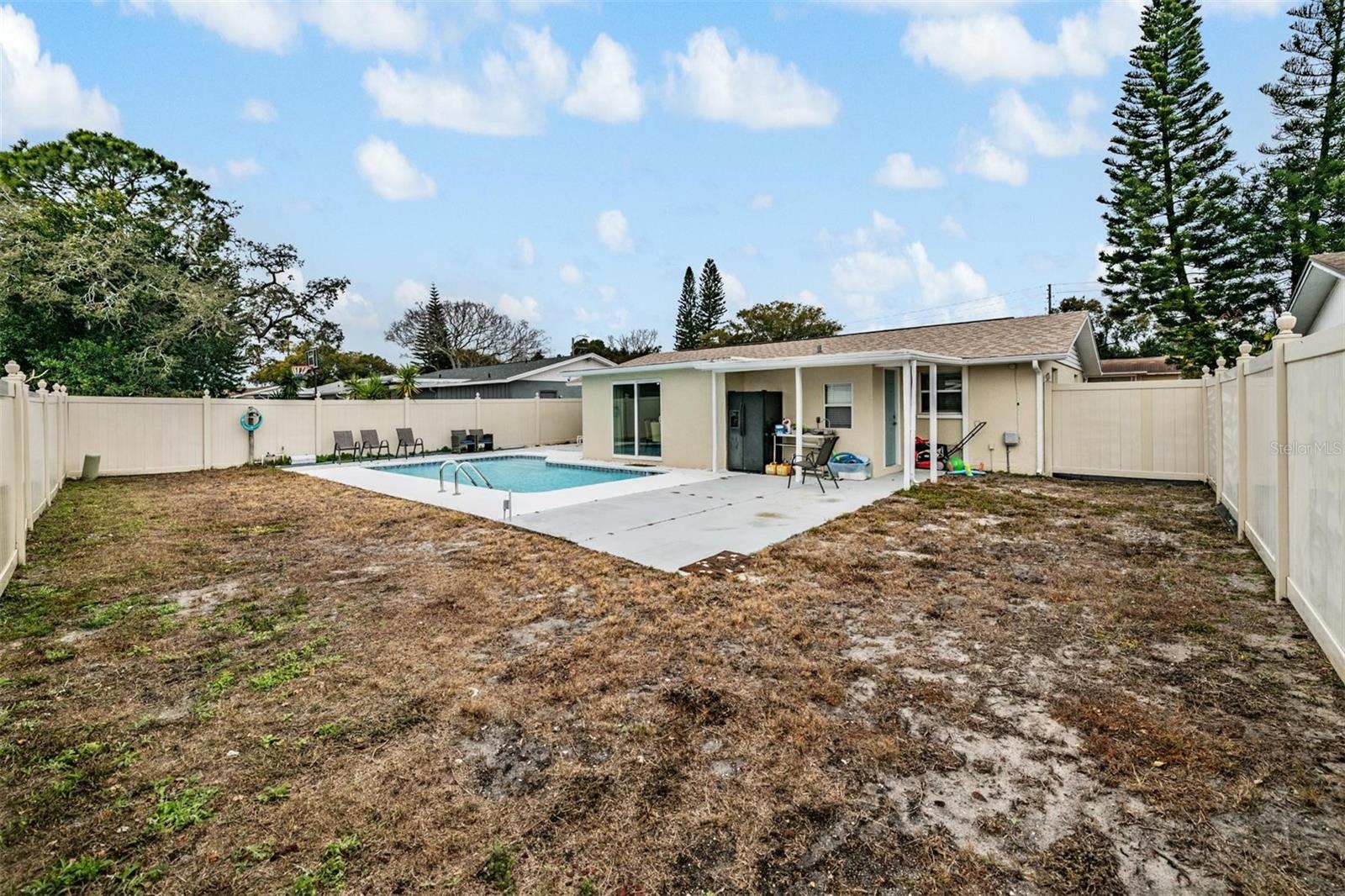 Listing photo id 26 for 7634 Judith Crescent