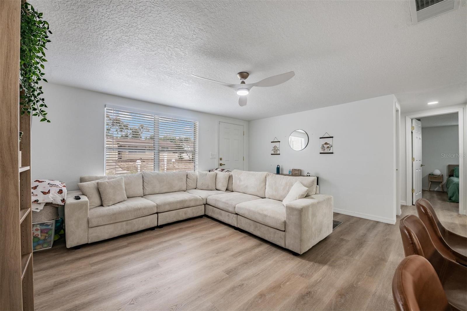 Listing photo id 3 for 7634 Judith Crescent