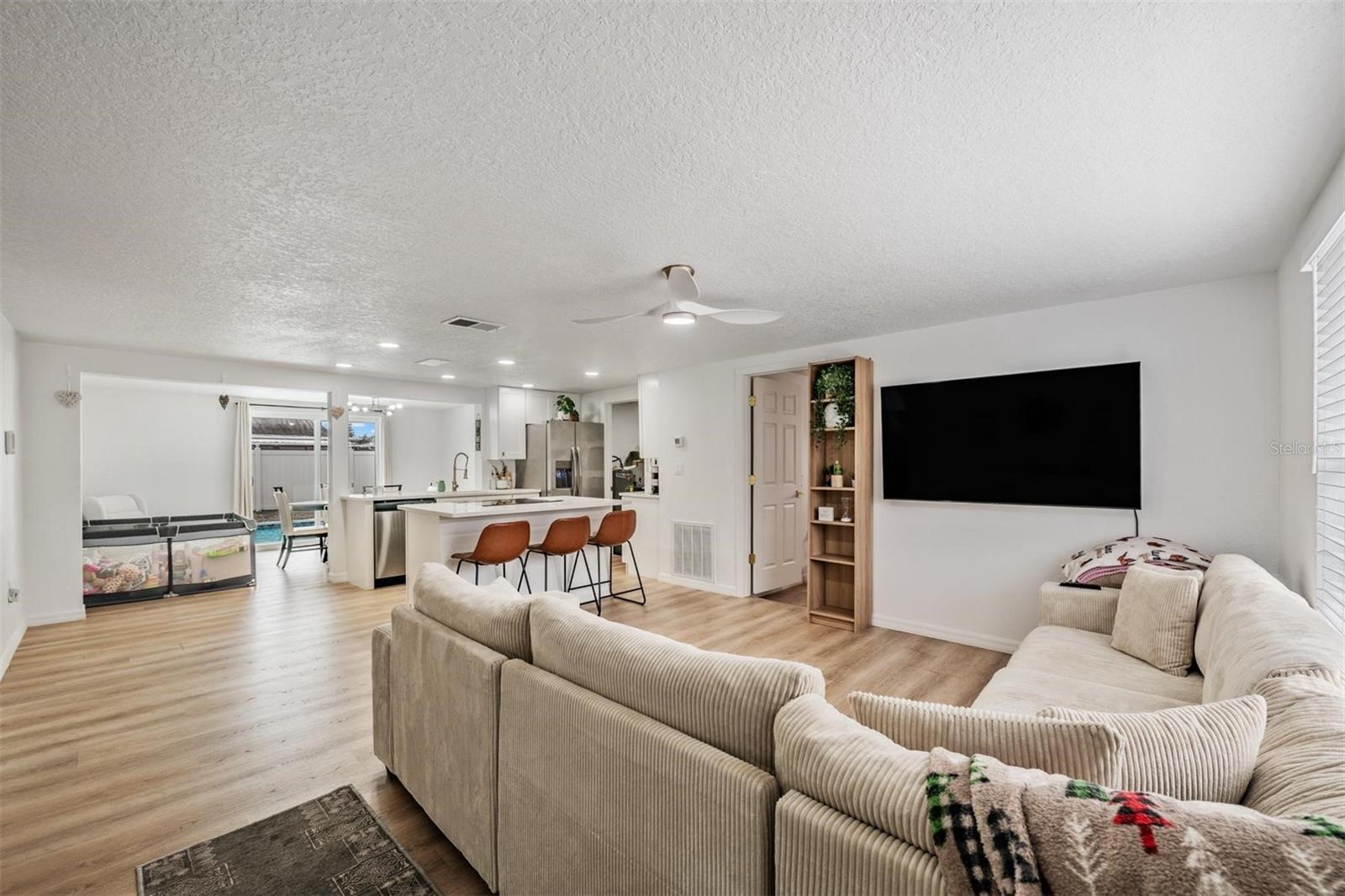 Listing photo id 4 for 7634 Judith Crescent