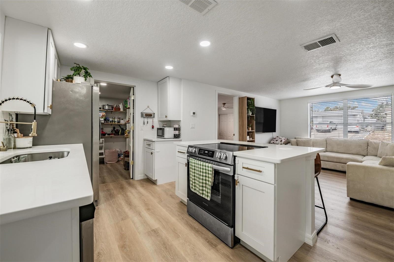 Listing photo id 6 for 7634 Judith Crescent