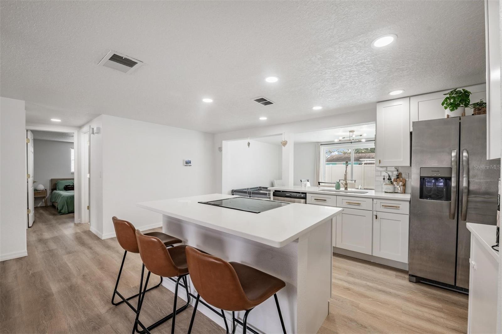 Listing photo id 7 for 7634 Judith Crescent