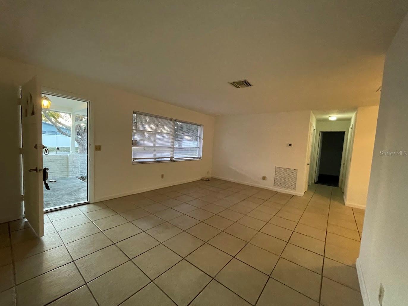 Image 7 of 28 For 471 Keene Park Drive E