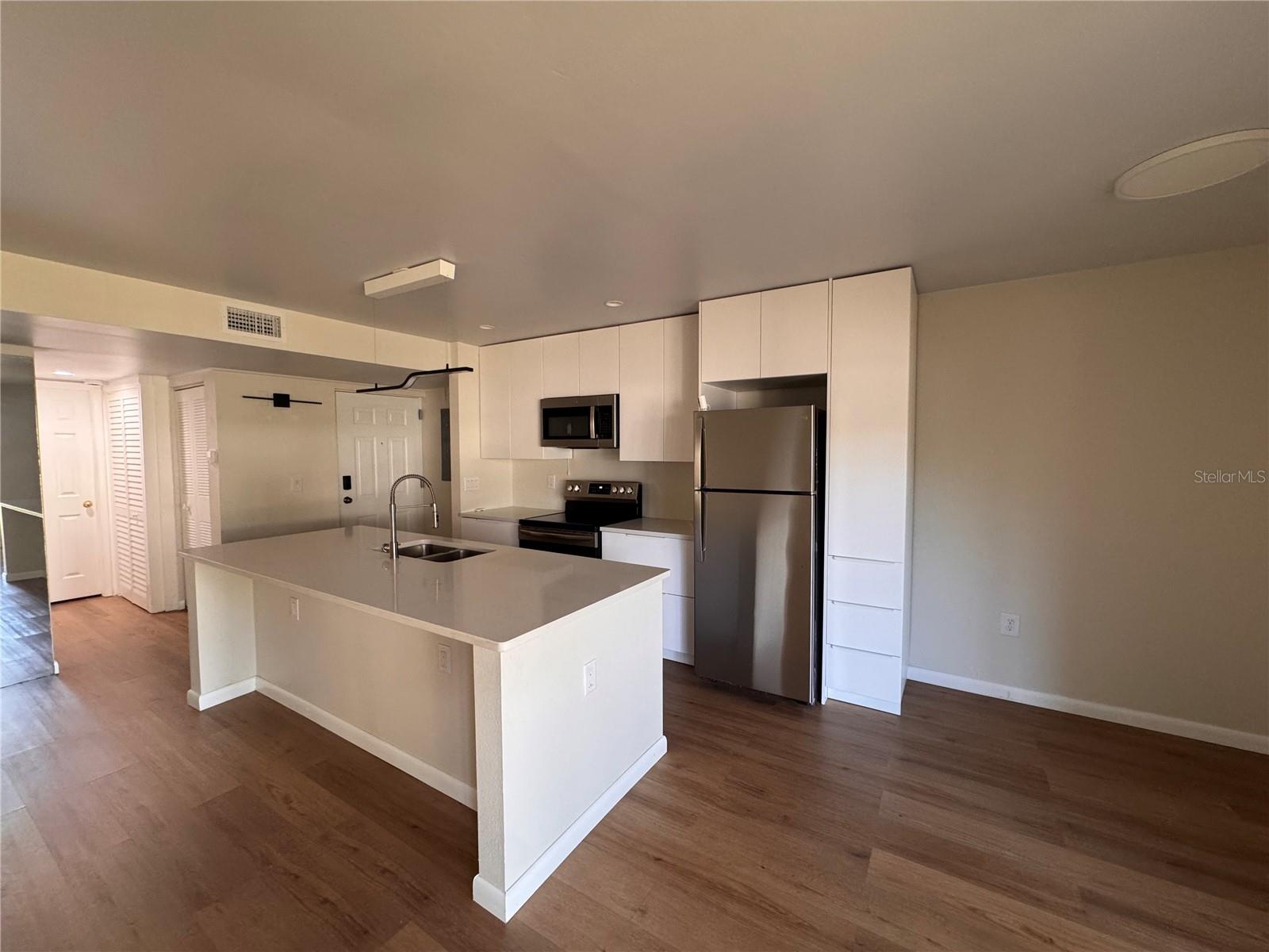 Image 3 of 20 For 11525 8th Way N 507