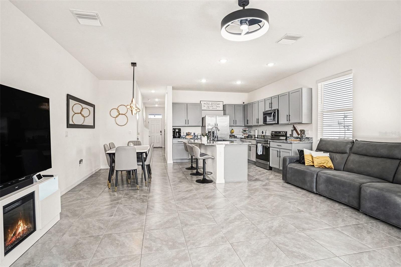 Listing photo id 5 for 3716 Sunflower Field Place