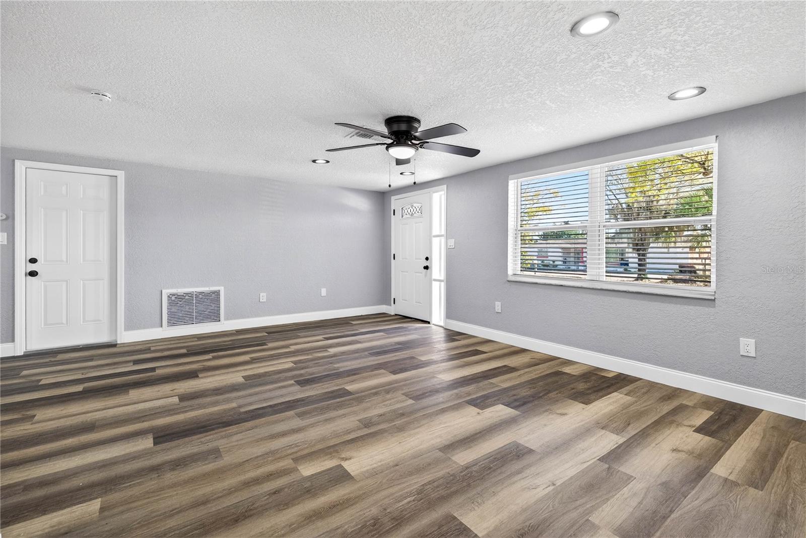 Image 7 of 17 For 5647 Elkhorn Boulevard