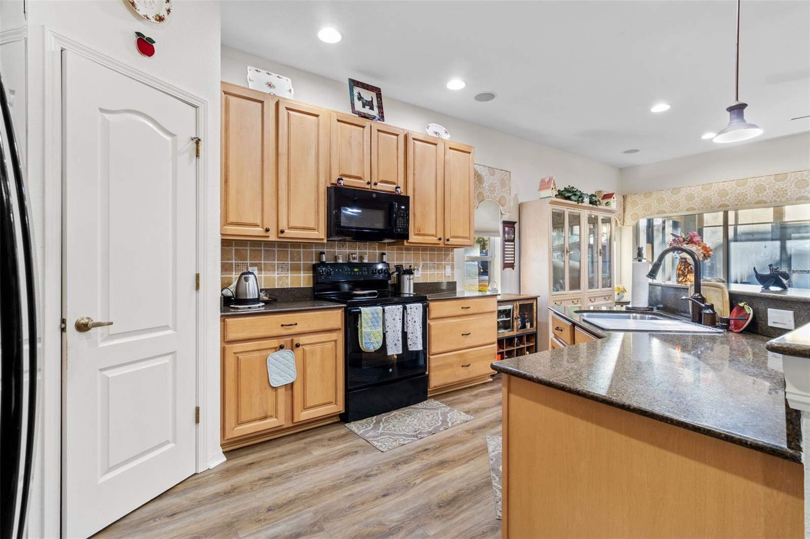 Listing photo id 11 for 11911 Valley Falls Loop