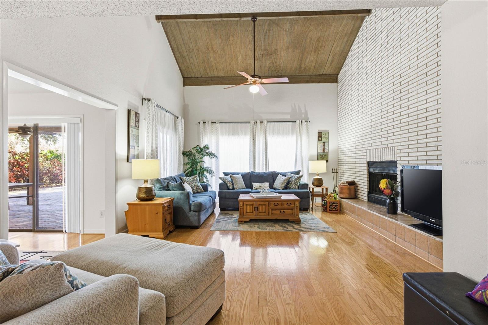 Image 17 of 81 For 847 Hillside Drive