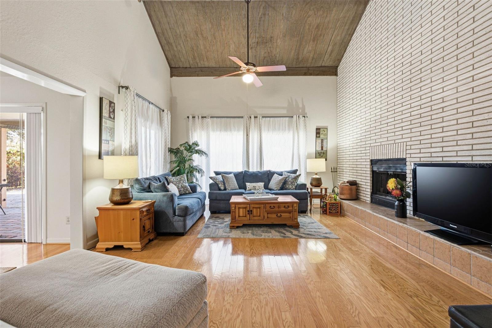 Image 18 of 81 For 847 Hillside Drive