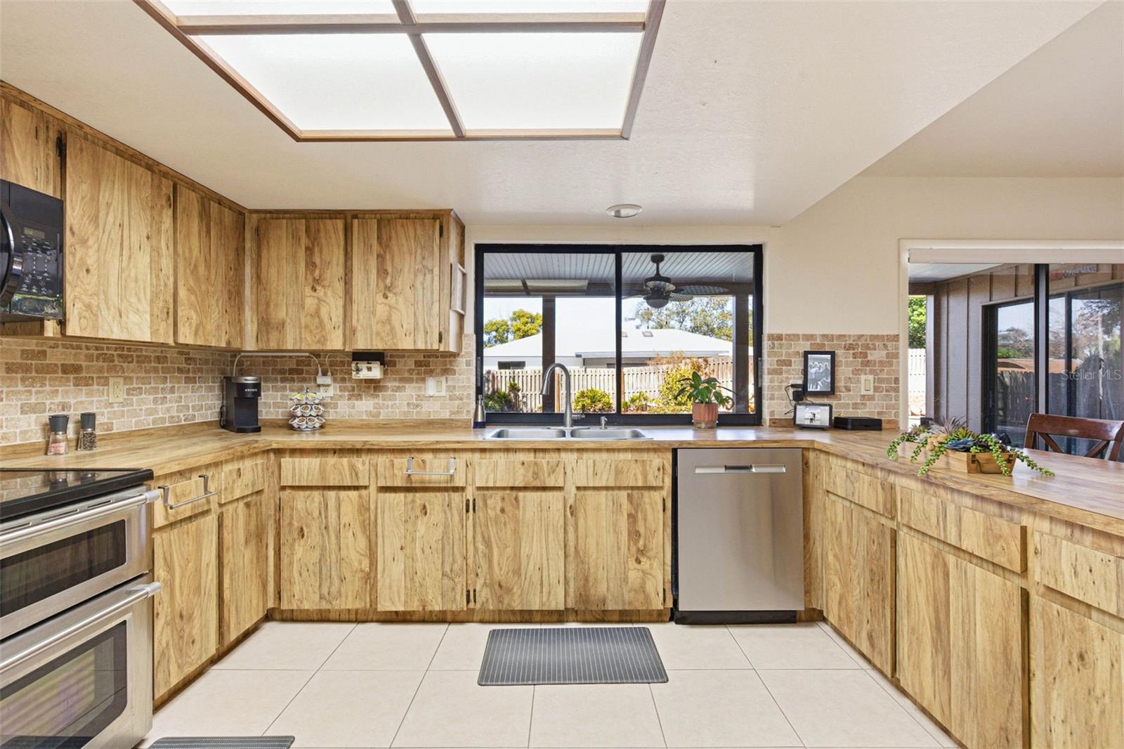 Image 25 of 81 For 847 Hillside Drive