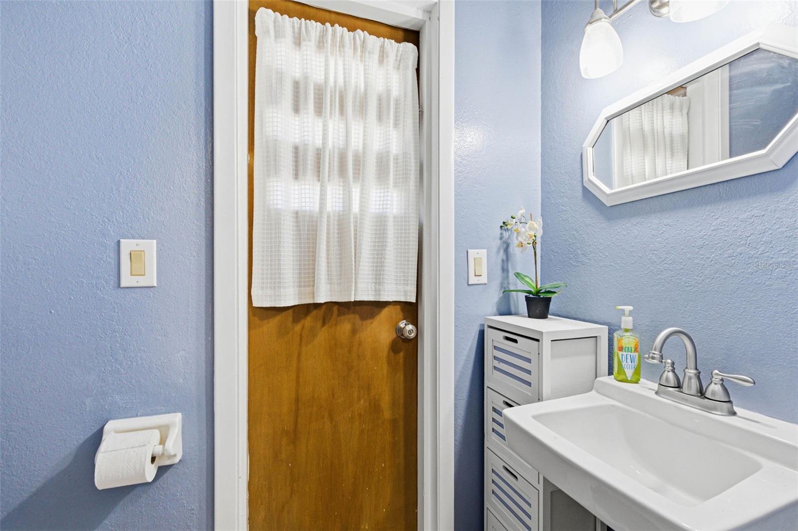 Image 28 of 81 For 847 Hillside Drive