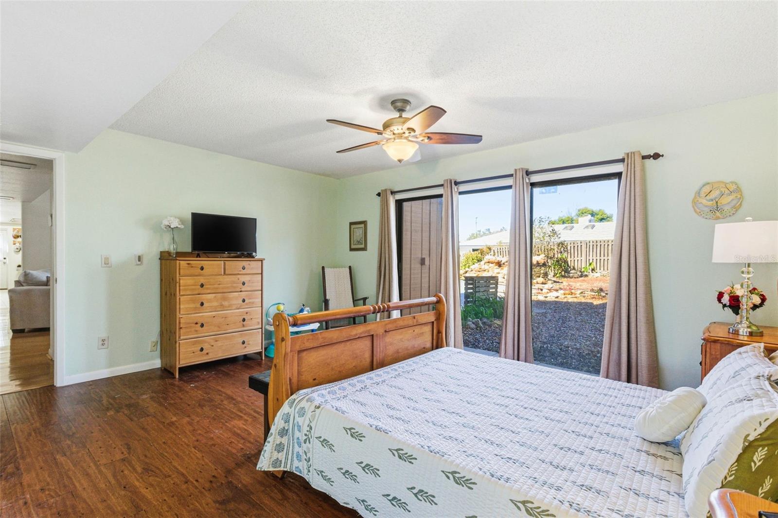 Image 32 of 81 For 847 Hillside Drive