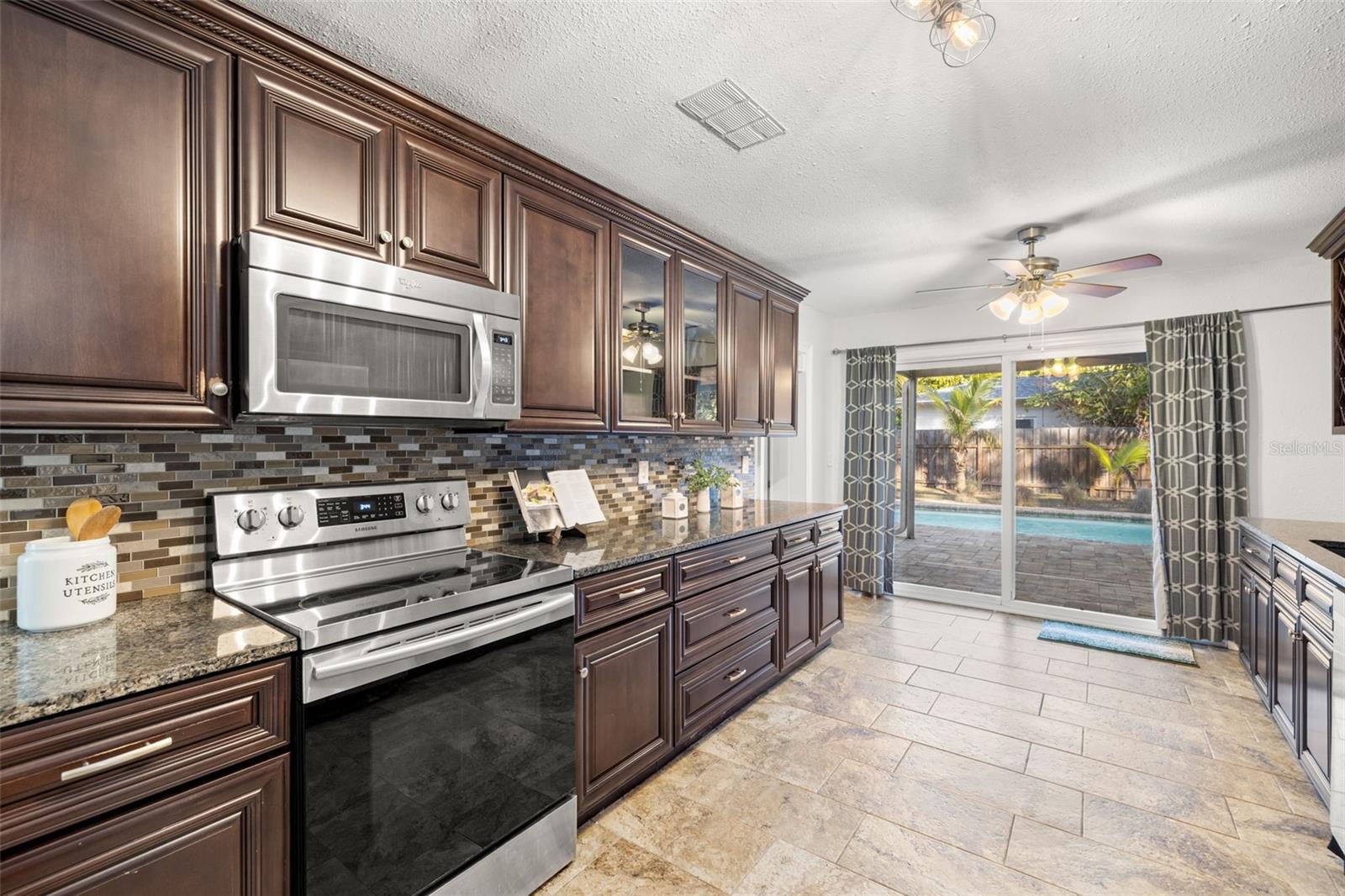 Listing photo id 11 for 741 30th Avenue N