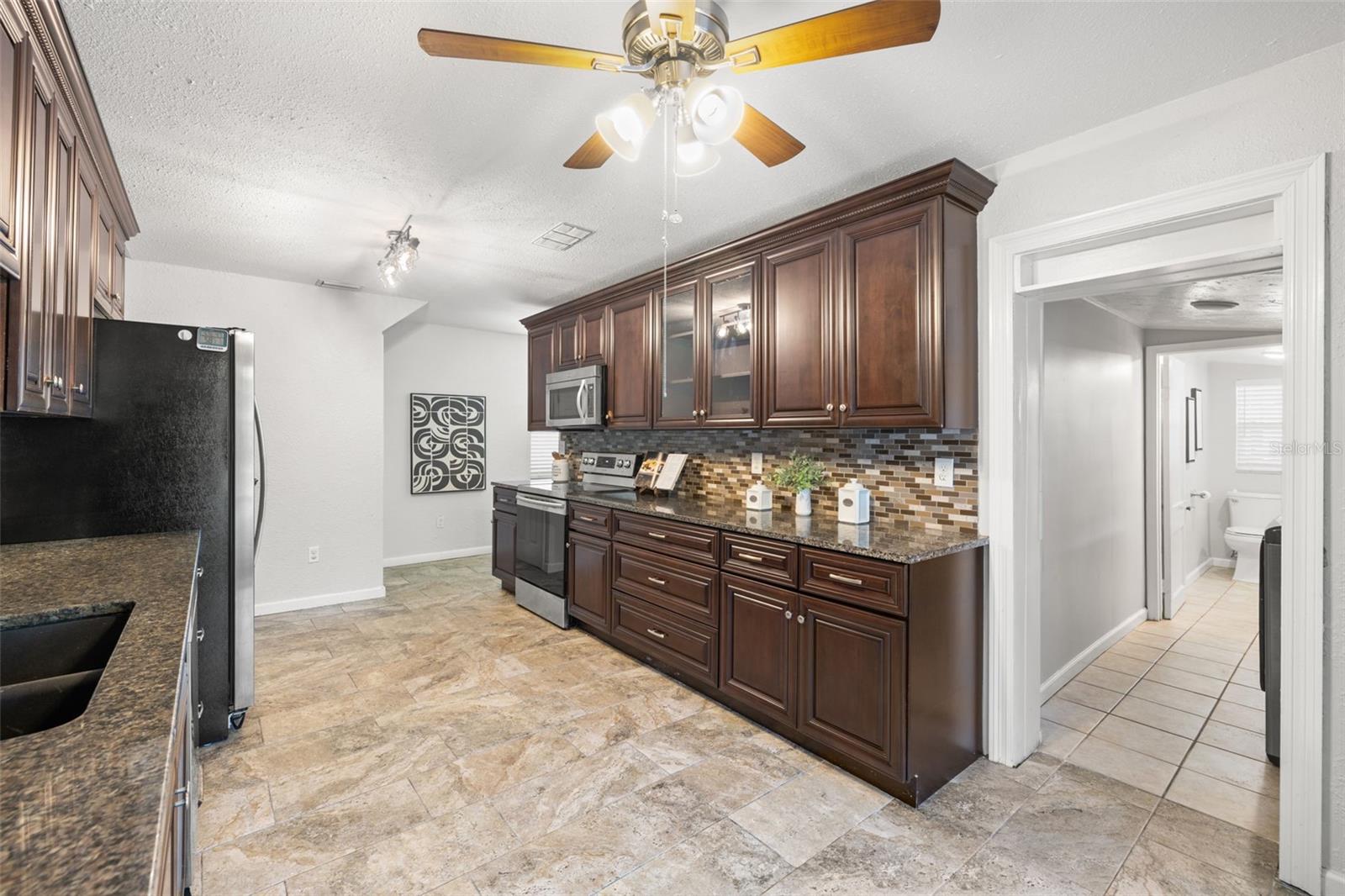 Listing photo id 13 for 741 30th Avenue N