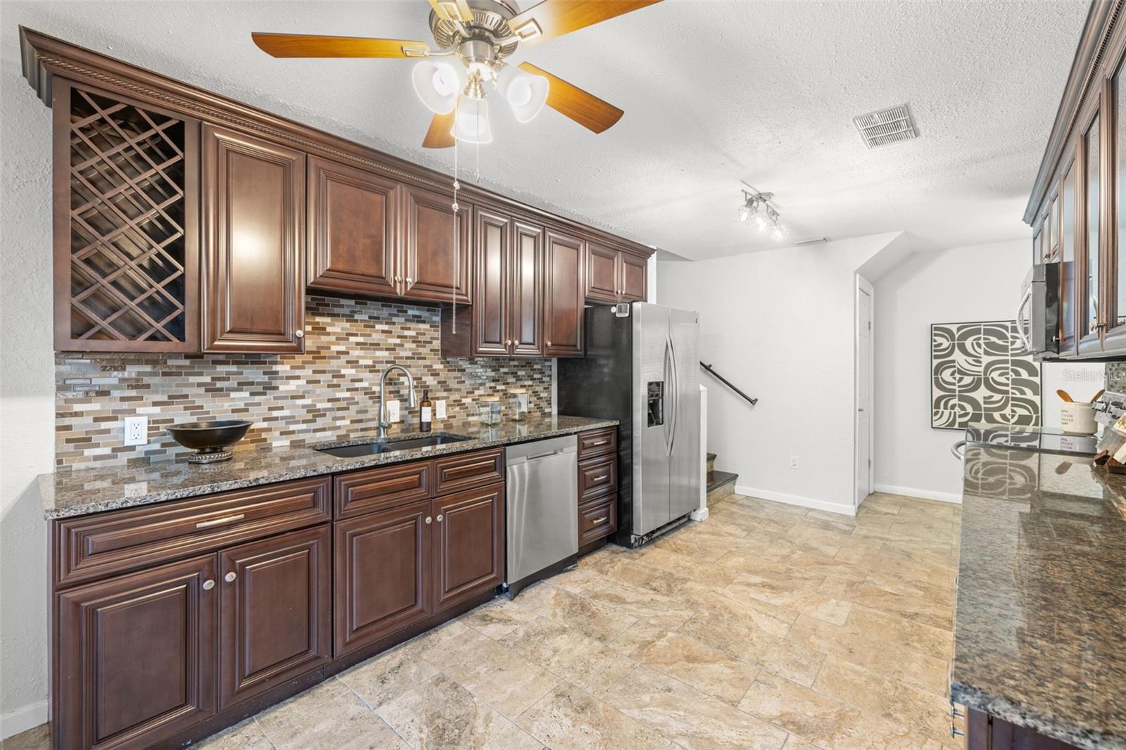 Listing photo id 14 for 741 30th Avenue N