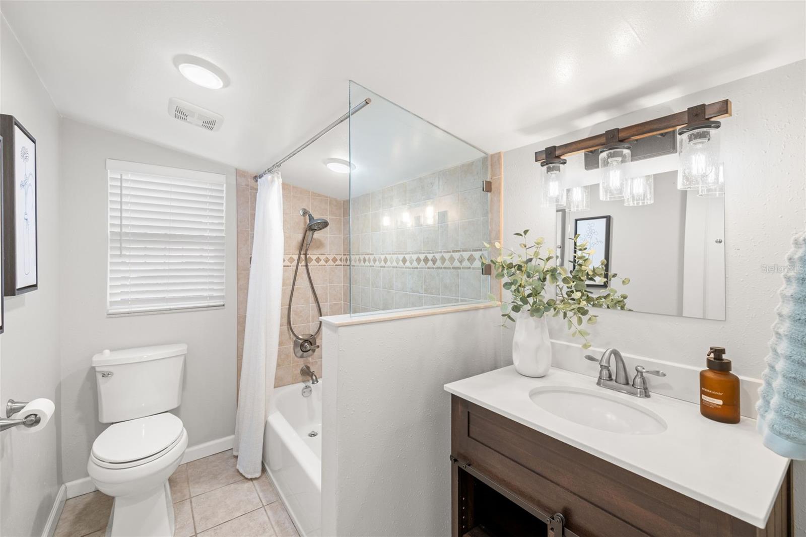 Listing photo id 16 for 741 30th Avenue N