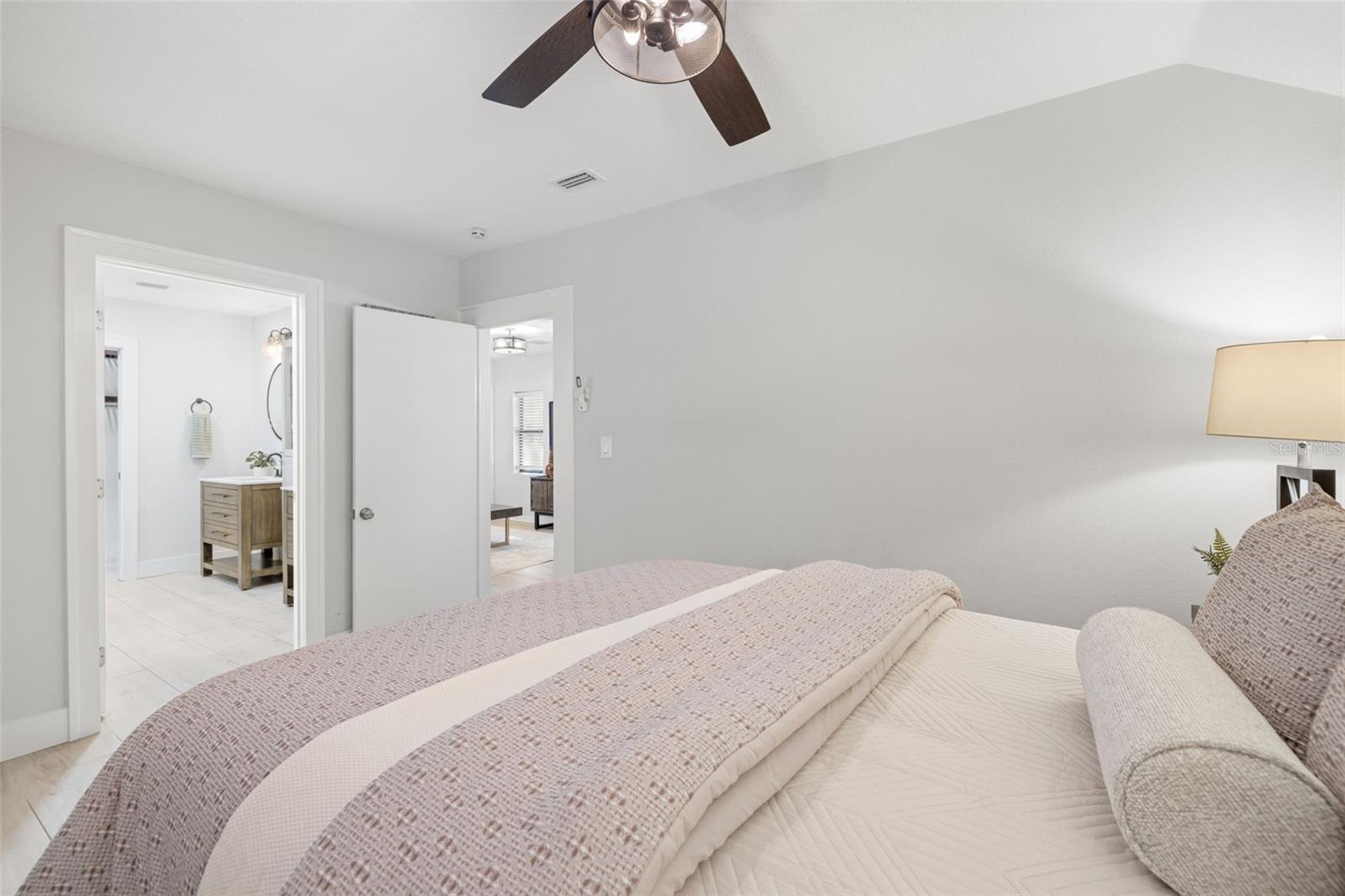 Listing photo id 18 for 741 30th Avenue N