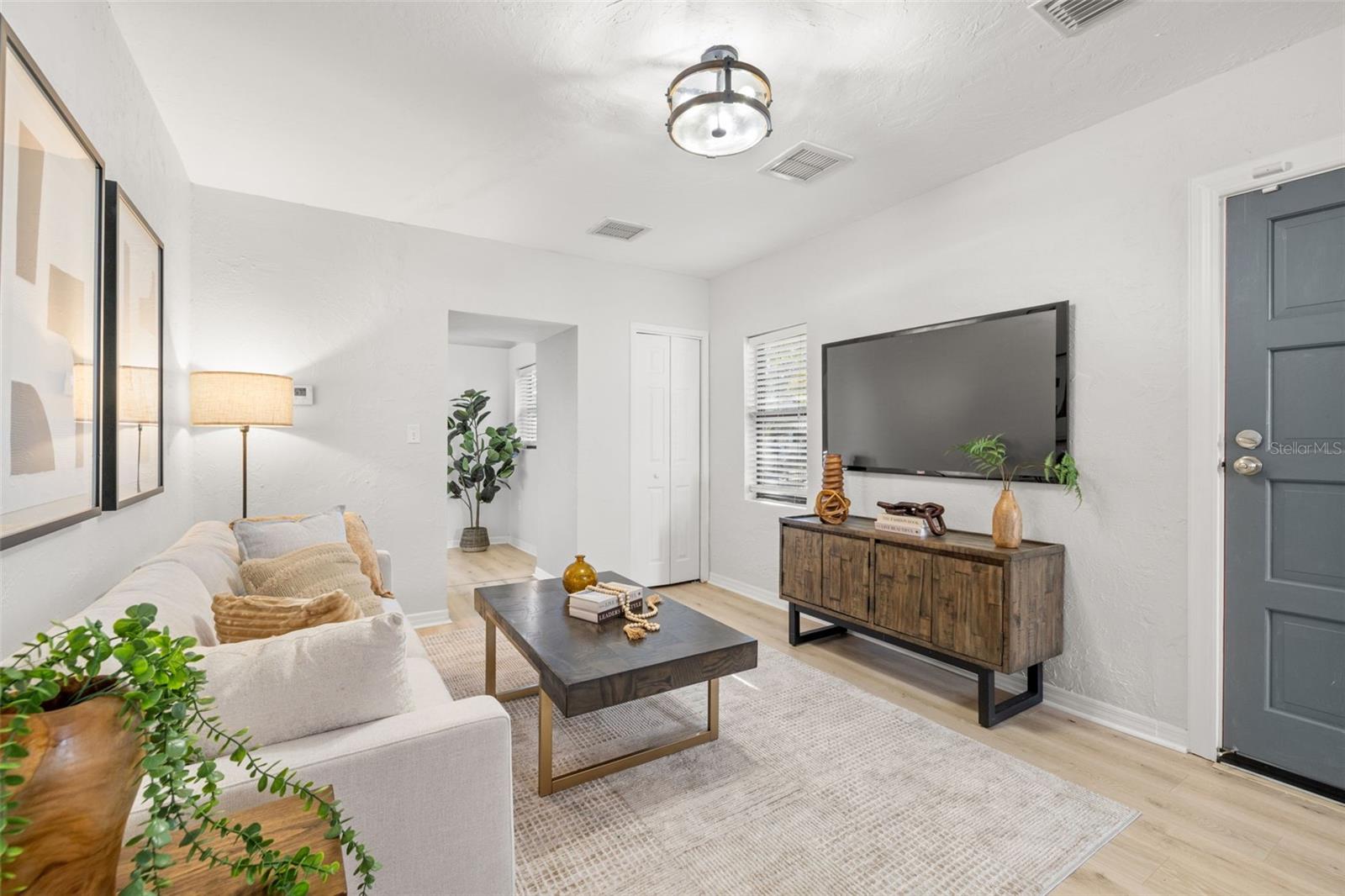 Listing photo id 3 for 741 30th Avenue N