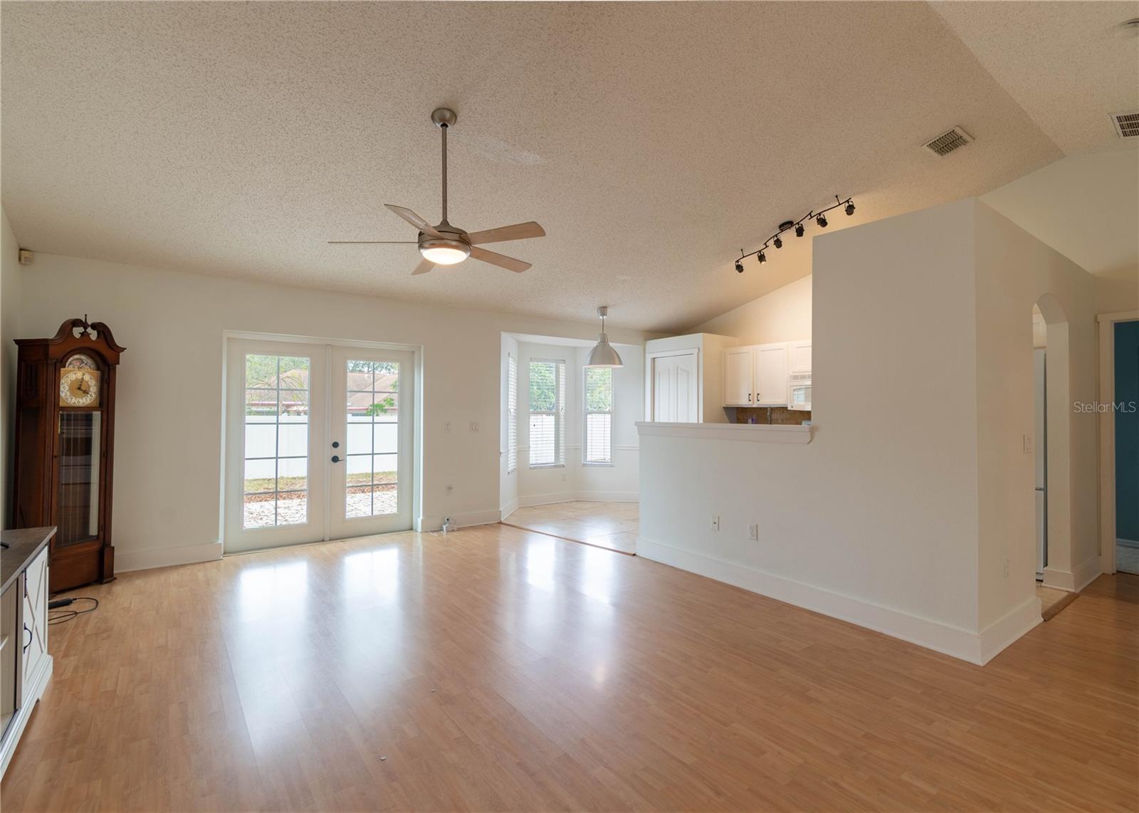 Image 11 of 47 For 14833 Redcliff Drive