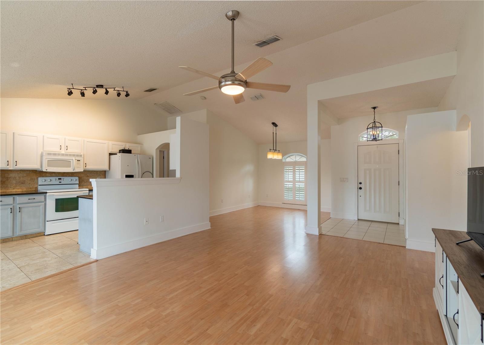 Image 13 of 47 For 14833 Redcliff Drive