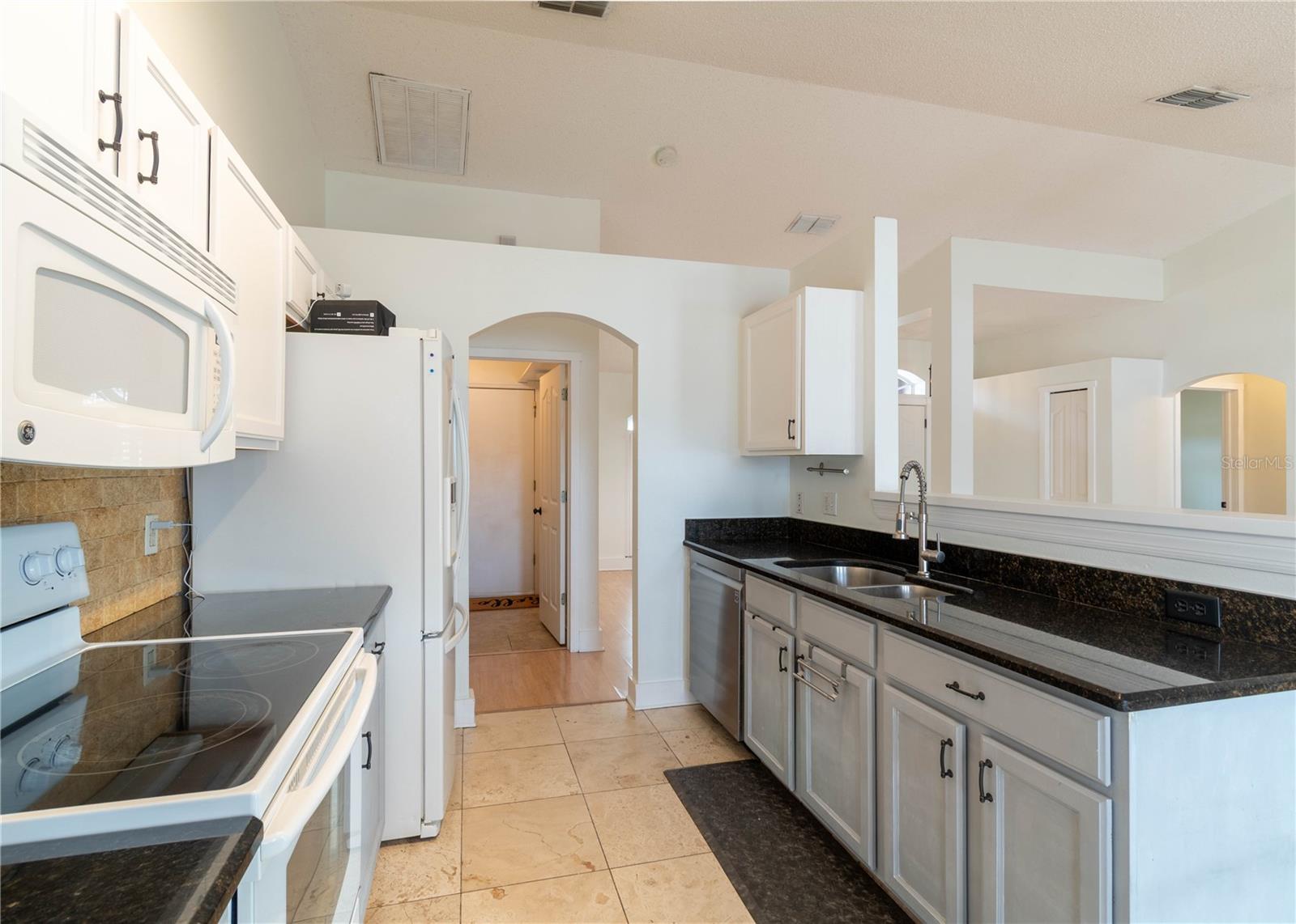 Image 17 of 47 For 14833 Redcliff Drive