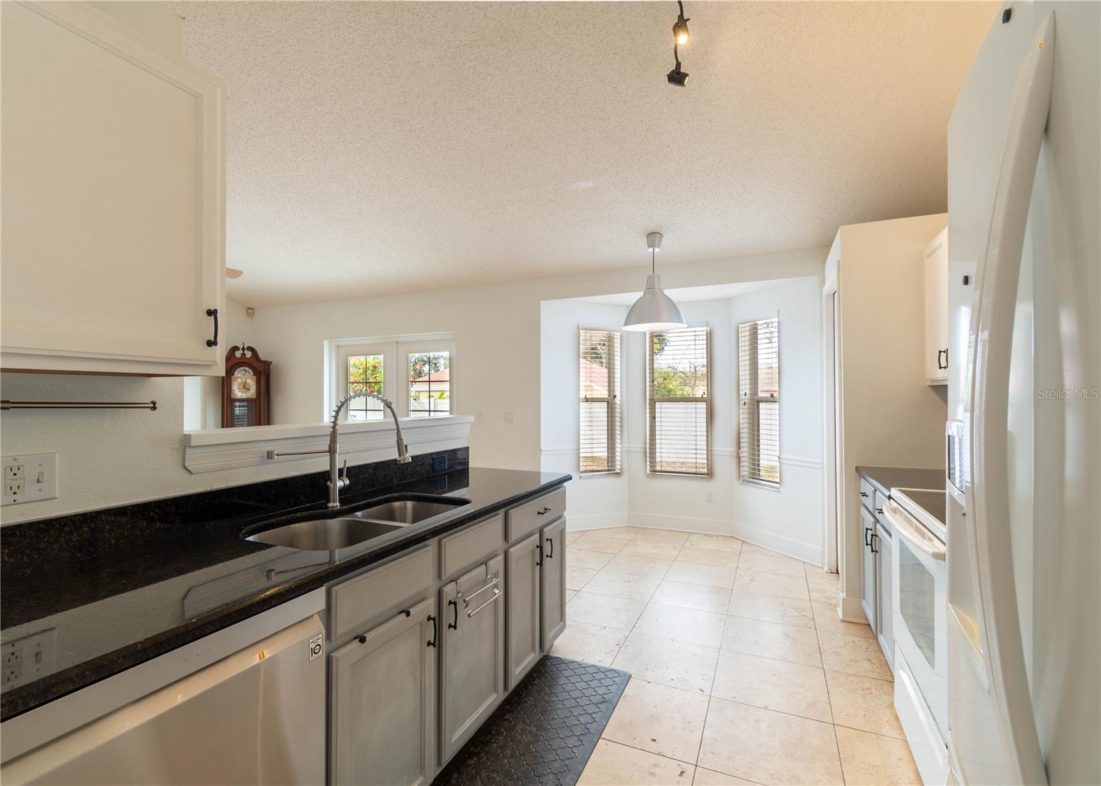 Image 18 of 47 For 14833 Redcliff Drive