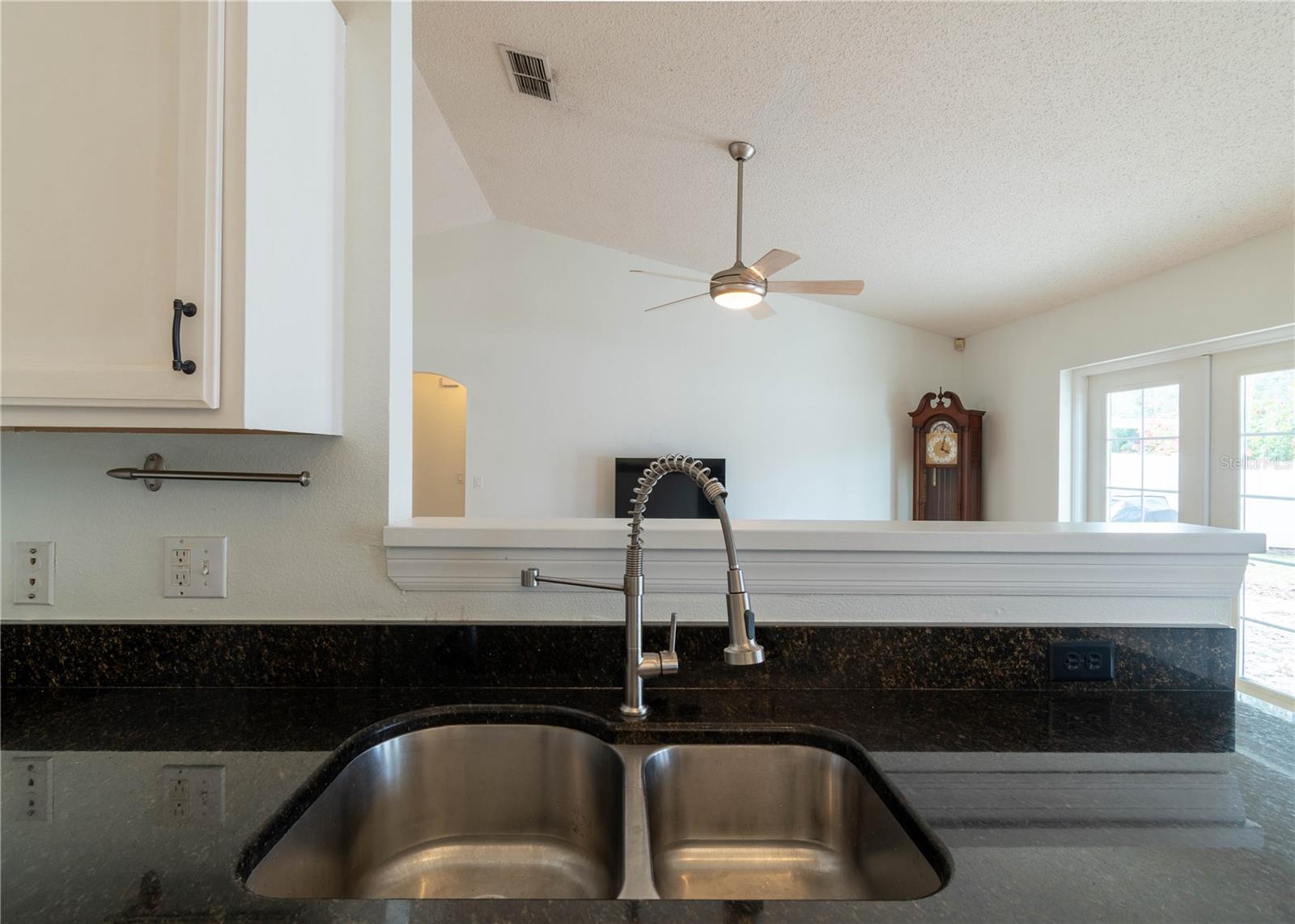 Image 19 of 47 For 14833 Redcliff Drive