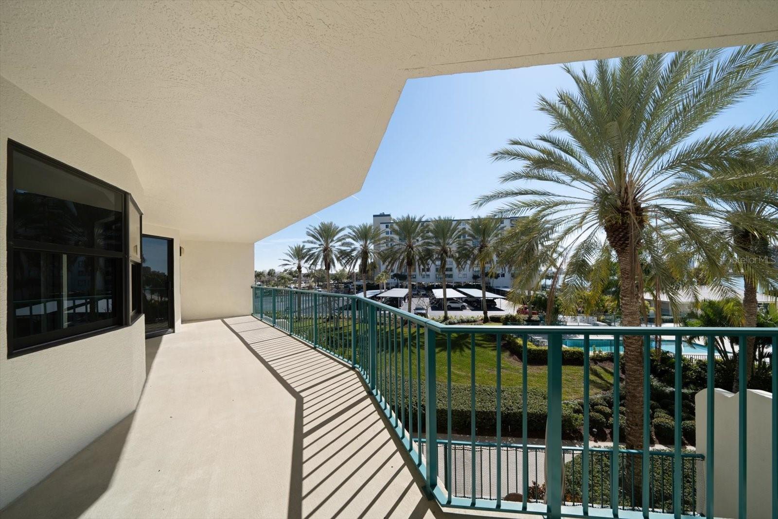 Listing photo id 11 for 670 Island Way 304