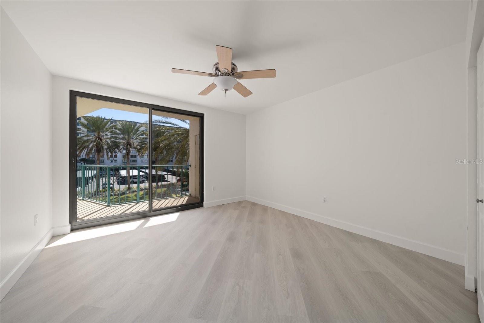 Listing photo id 17 for 670 Island Way 304