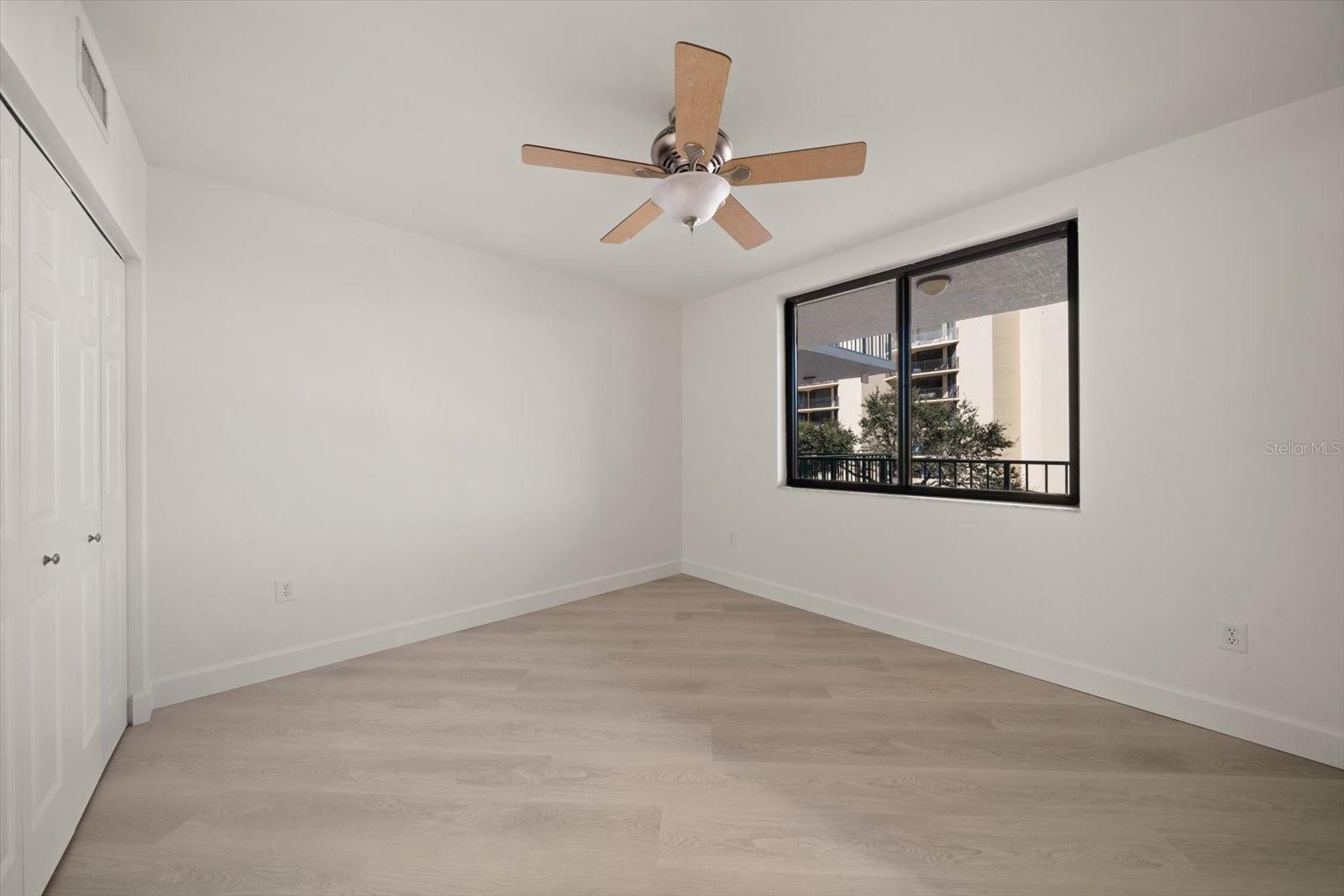 Listing photo id 19 for 670 Island Way 304