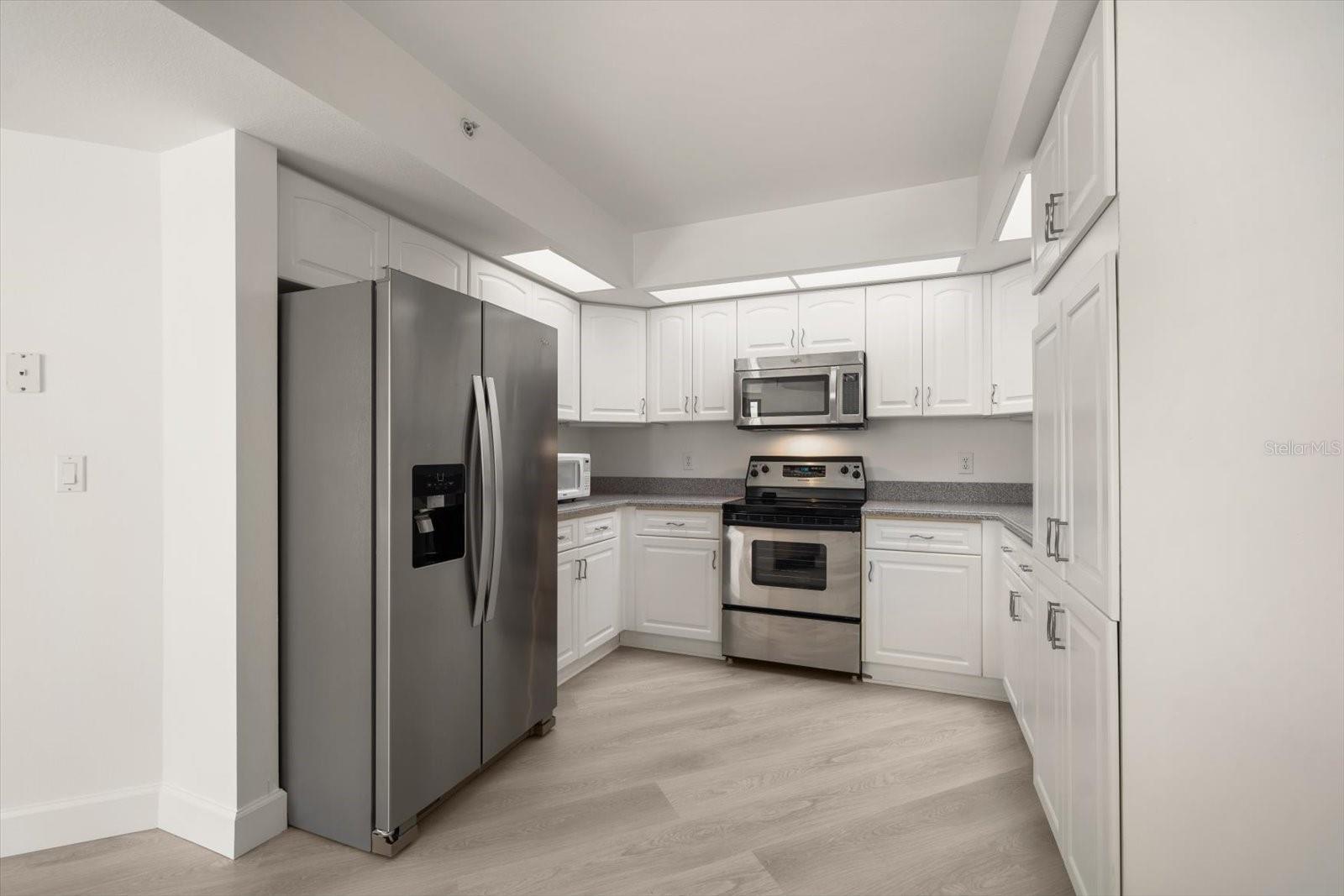 Listing photo id 22 for 670 Island Way 304