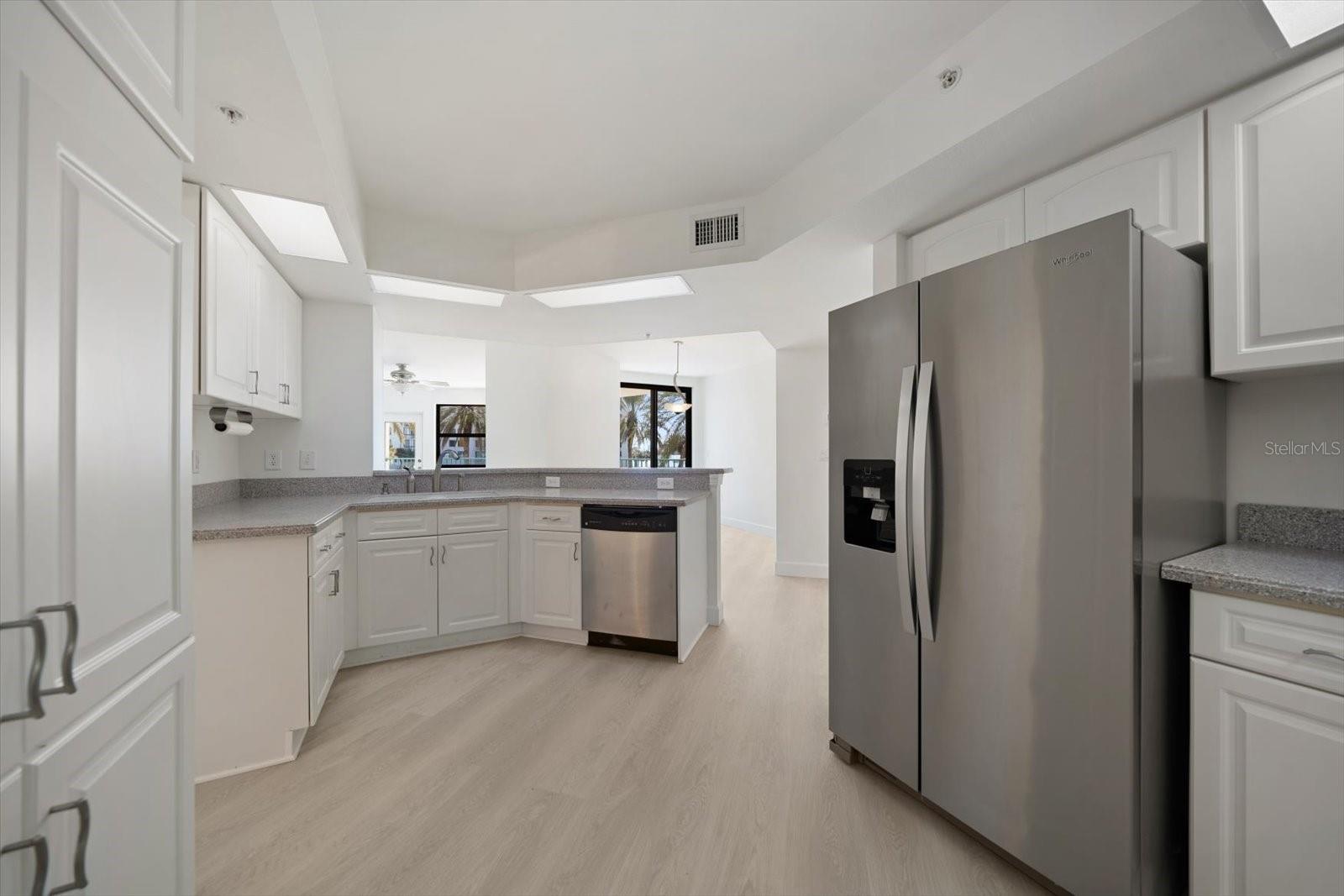 Listing photo id 23 for 670 Island Way 304