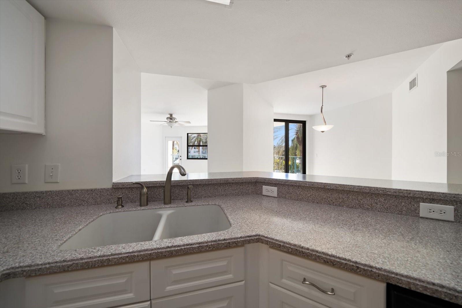 Listing photo id 24 for 670 Island Way 304