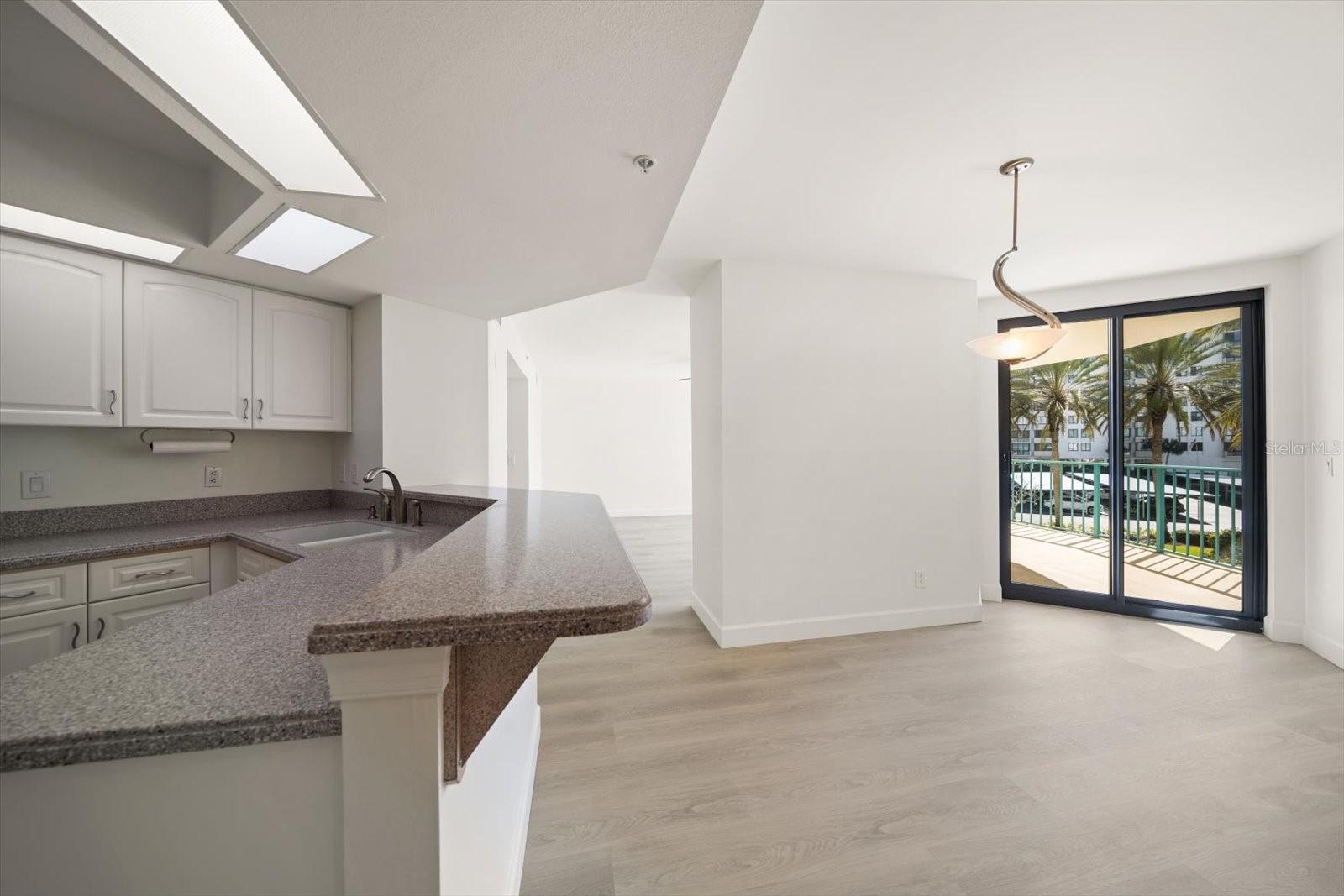 Listing photo id 26 for 670 Island Way 304