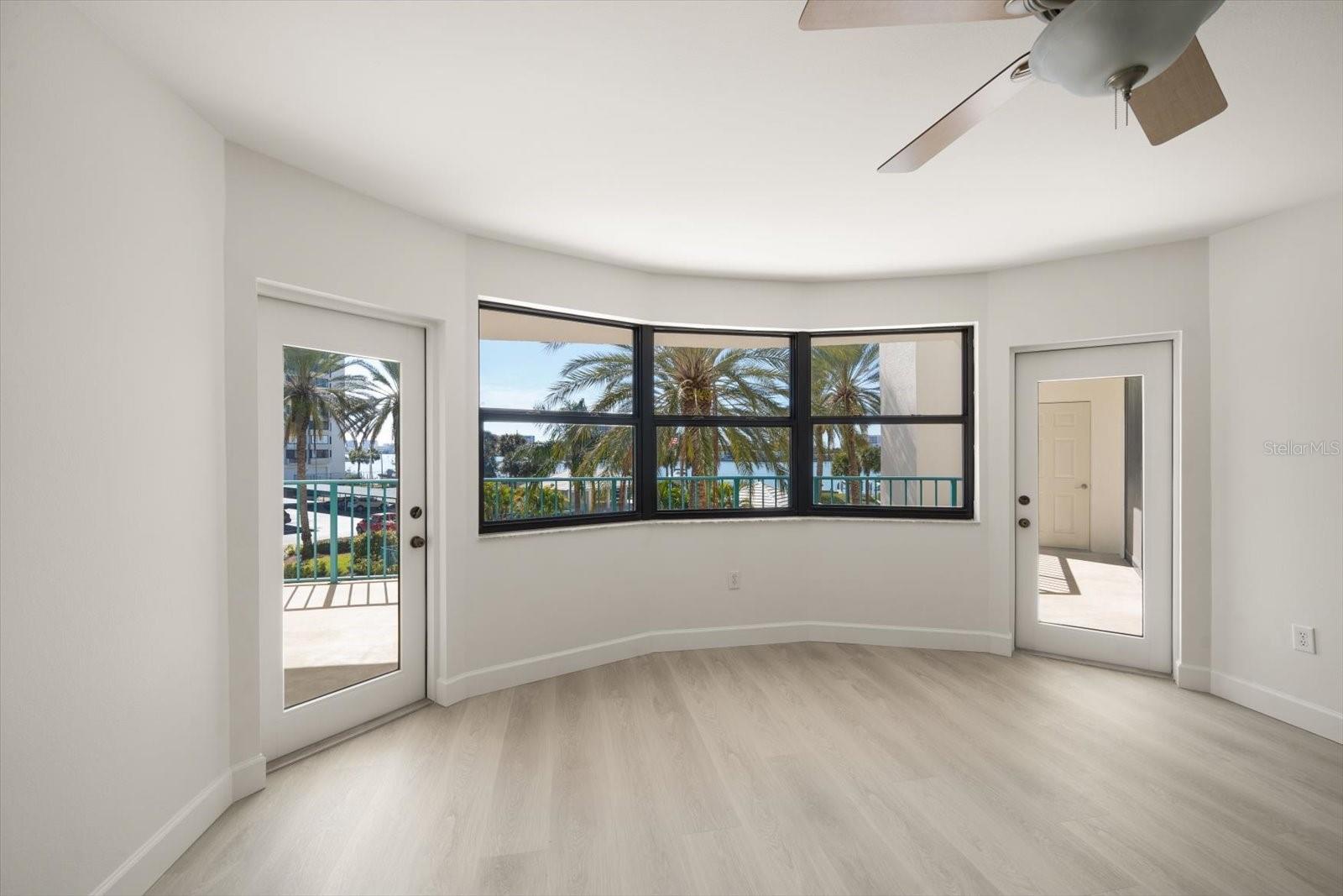 Listing photo id 27 for 670 Island Way 304