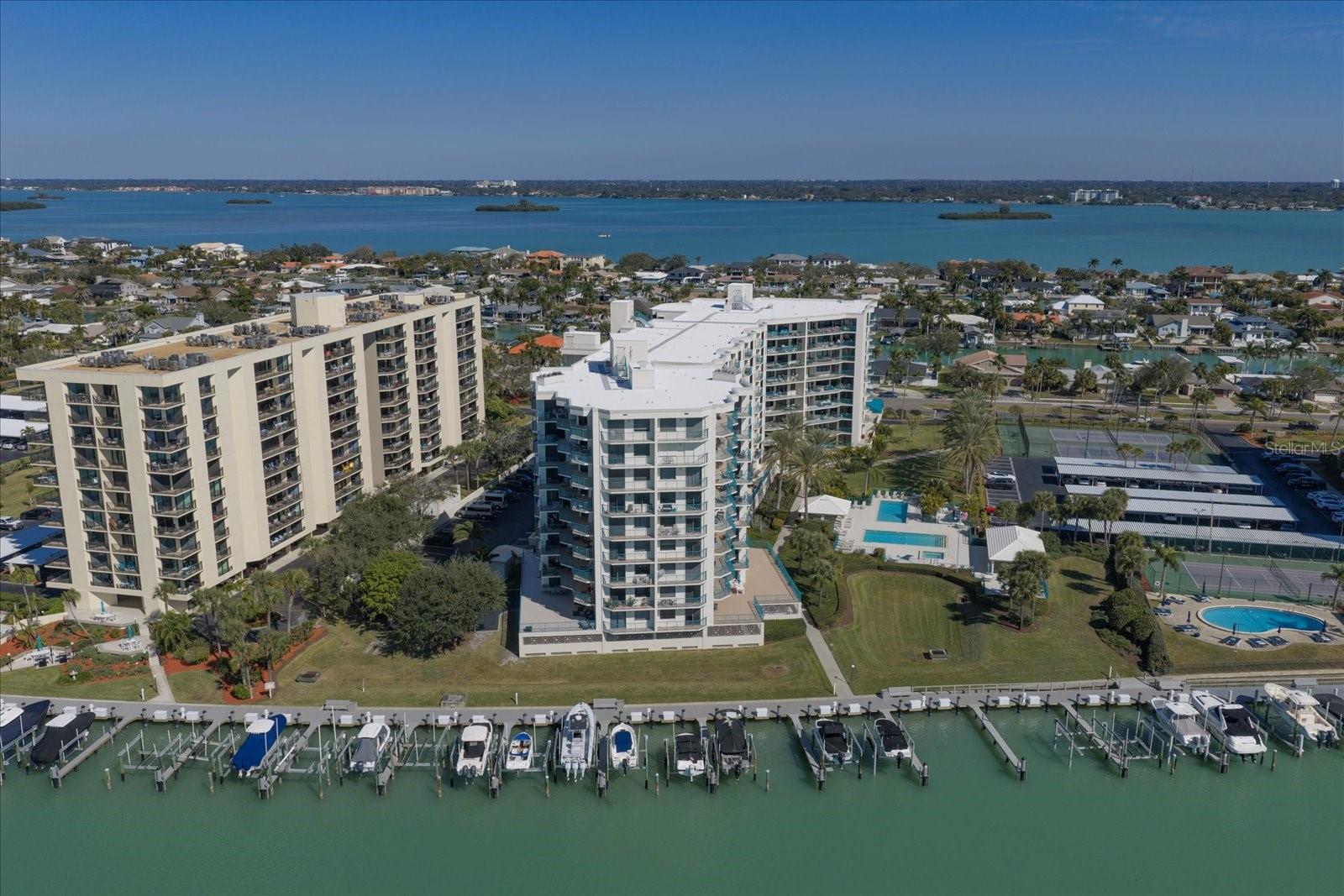 Listing photo id 1 for 670 Island Way 304