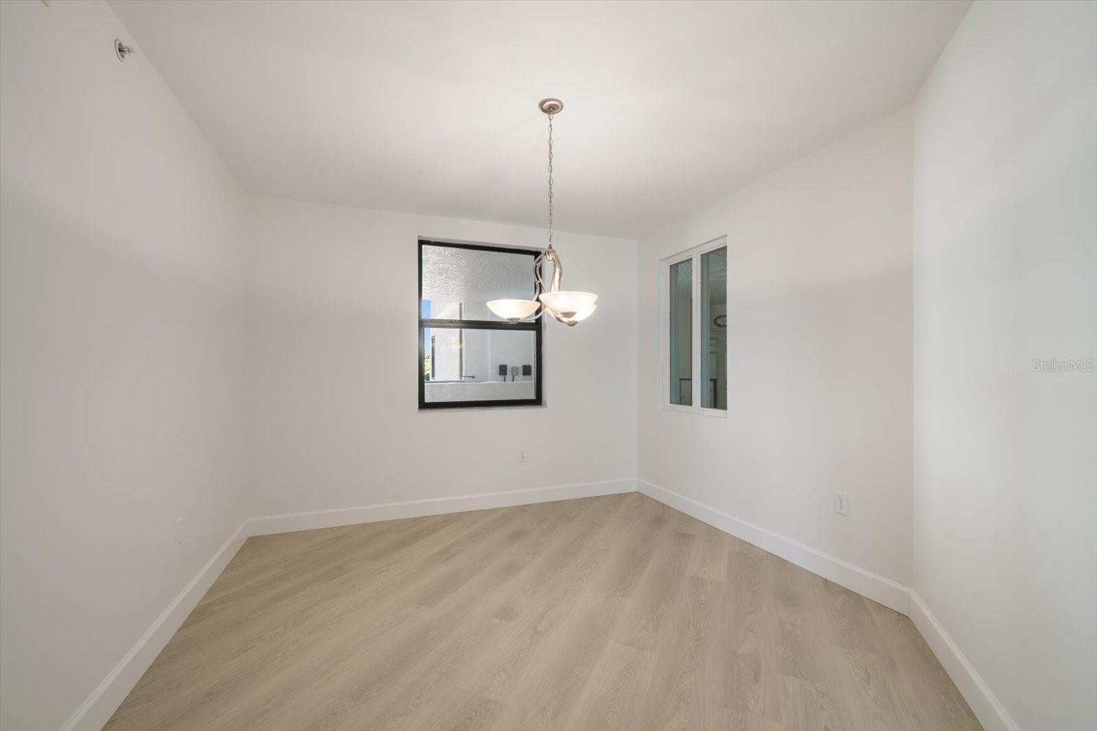 Listing photo id 29 for 670 Island Way 304