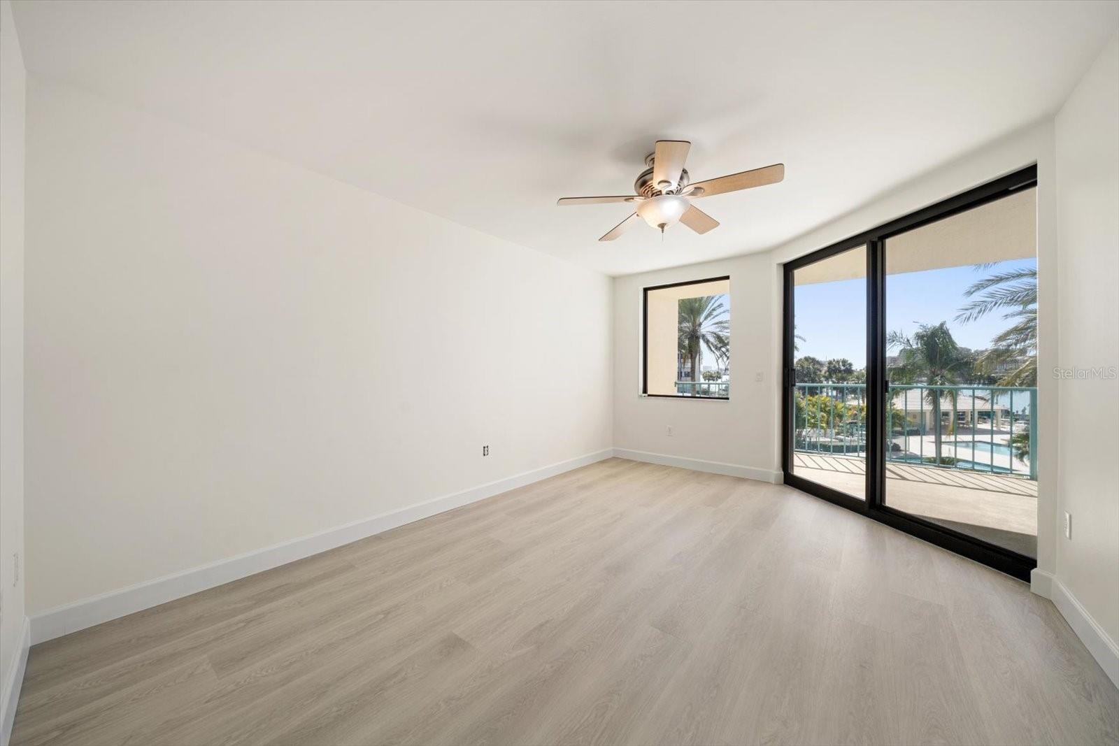 Listing photo id 35 for 670 Island Way 304