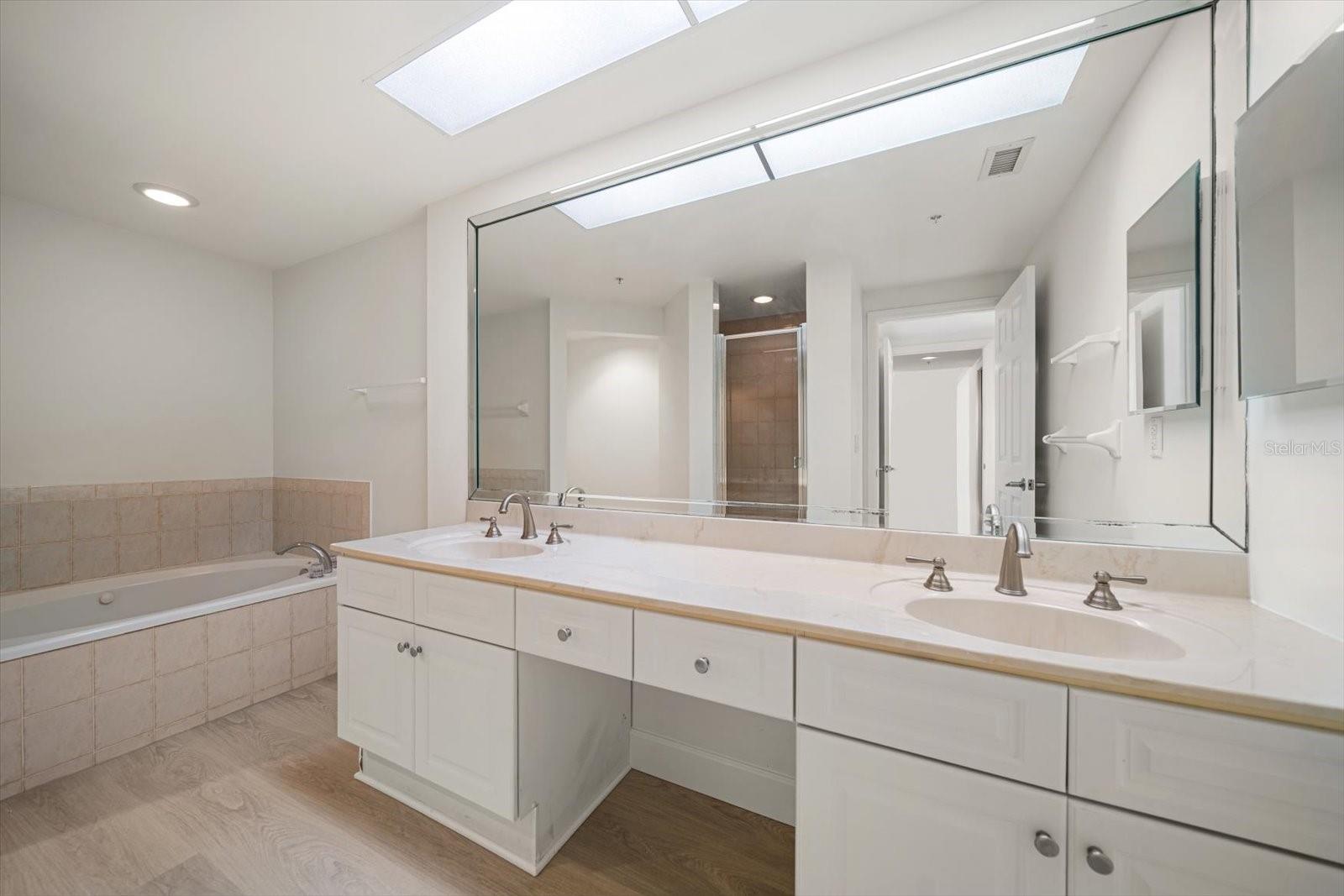 Listing photo id 38 for 670 Island Way 304