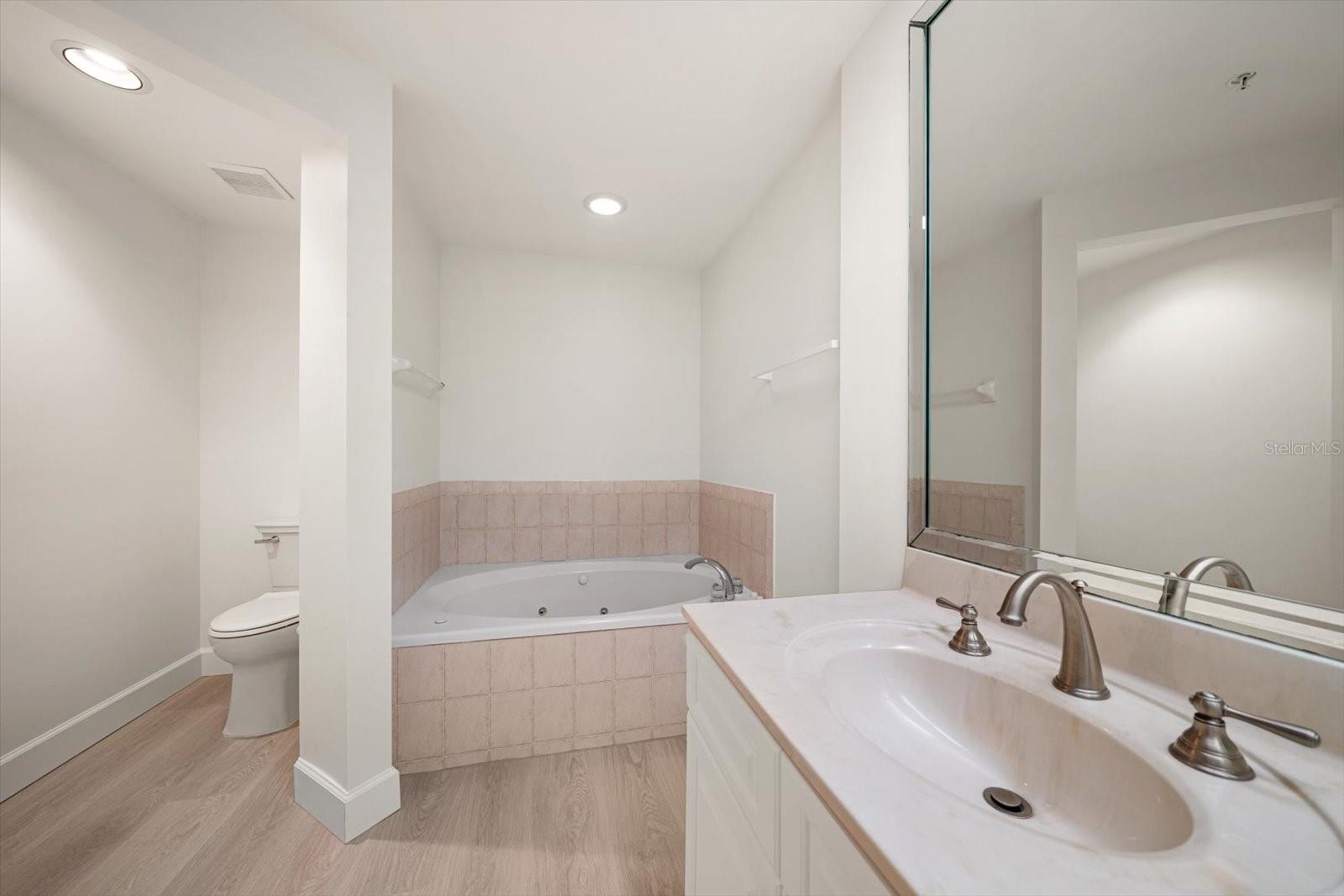 Listing photo id 39 for 670 Island Way 304