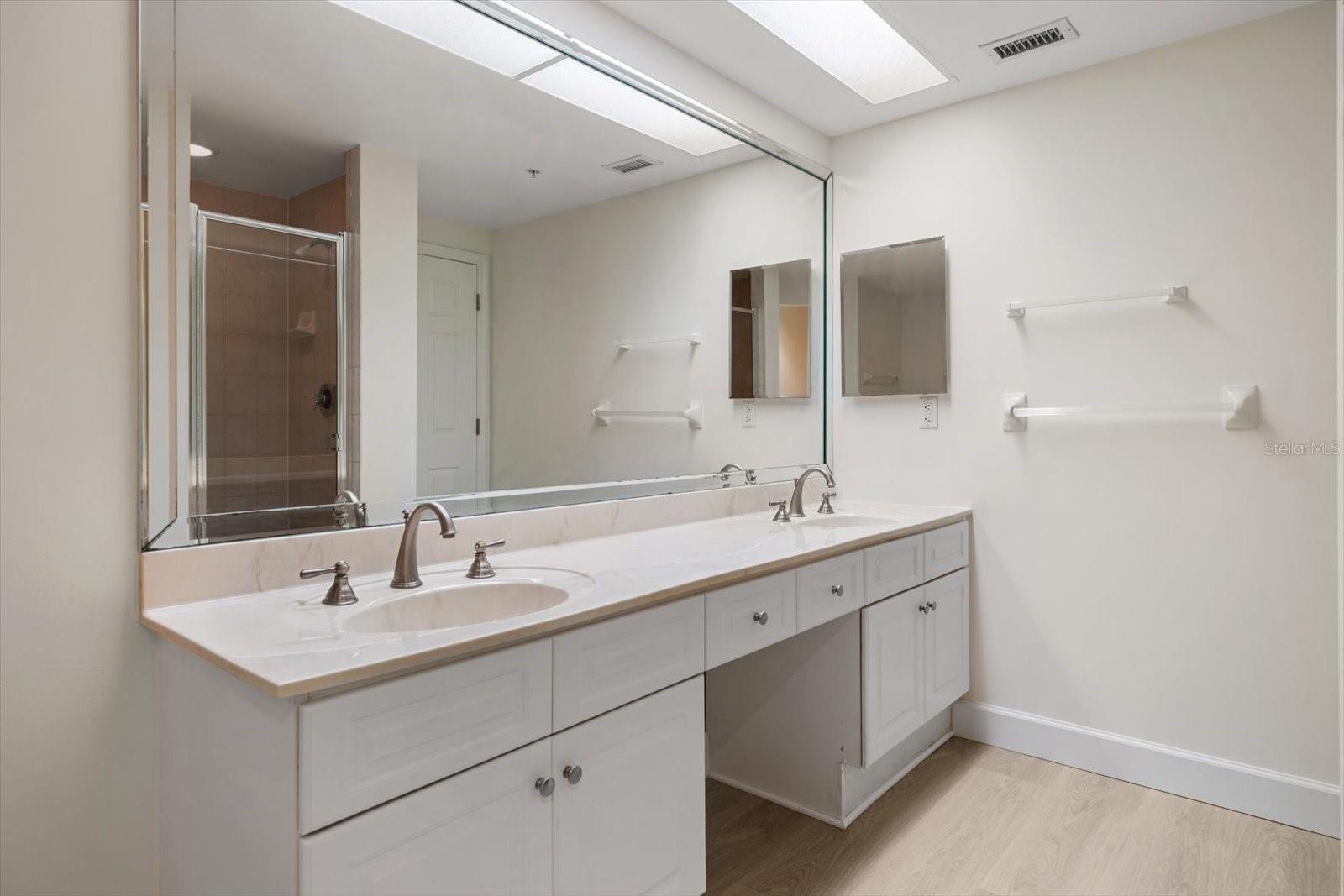 Listing photo id 41 for 670 Island Way 304