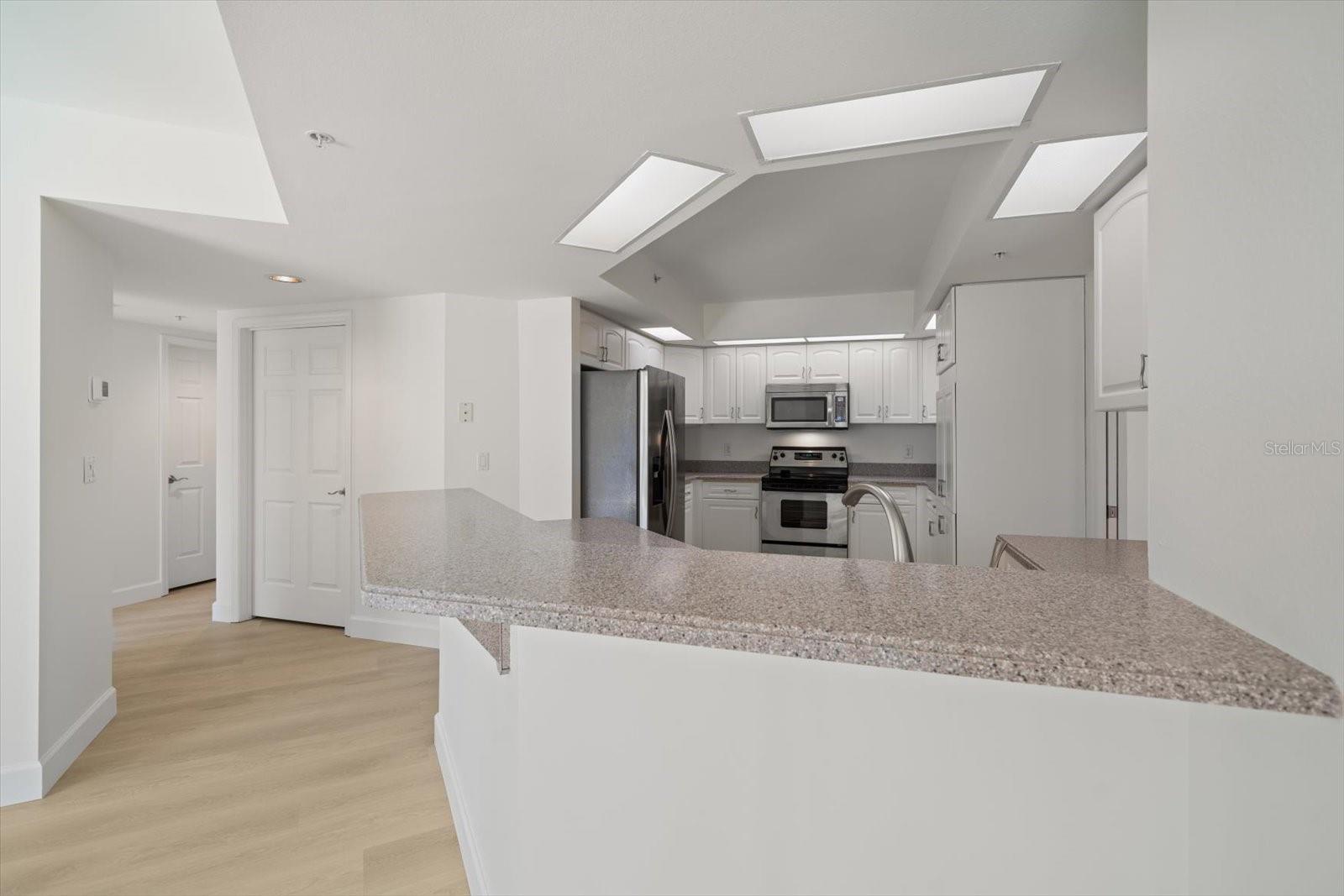 Listing photo id 43 for 670 Island Way 304