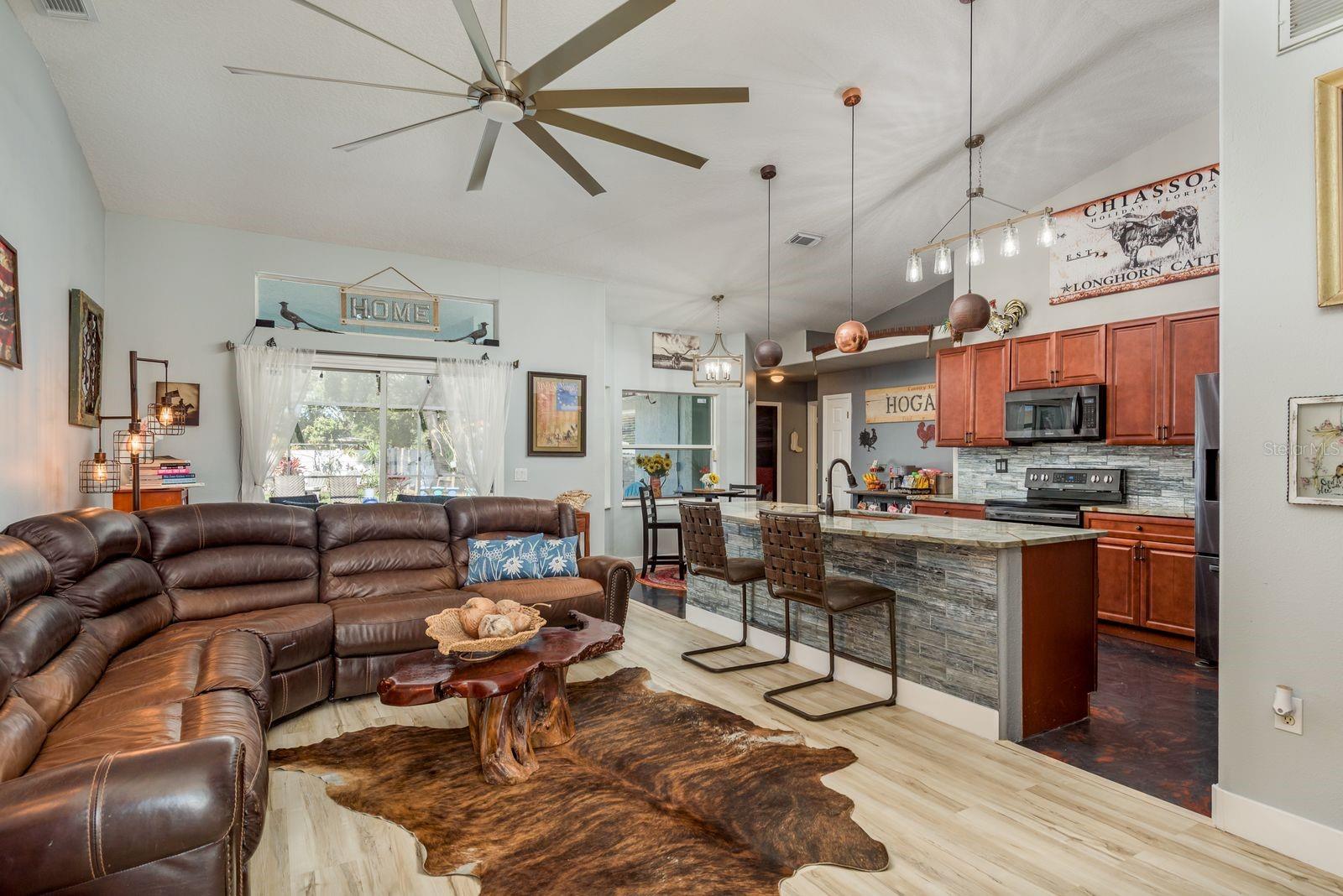 Listing photo id 9 for 5801 Lenmar Court