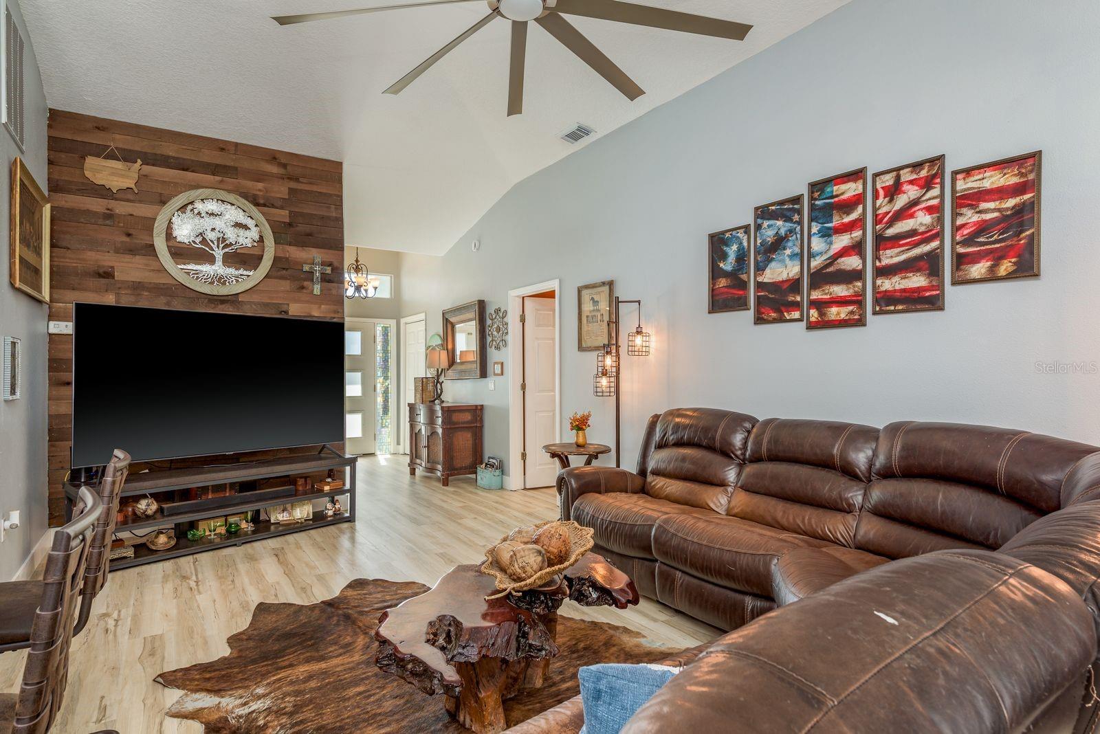 Listing photo id 10 for 5801 Lenmar Court