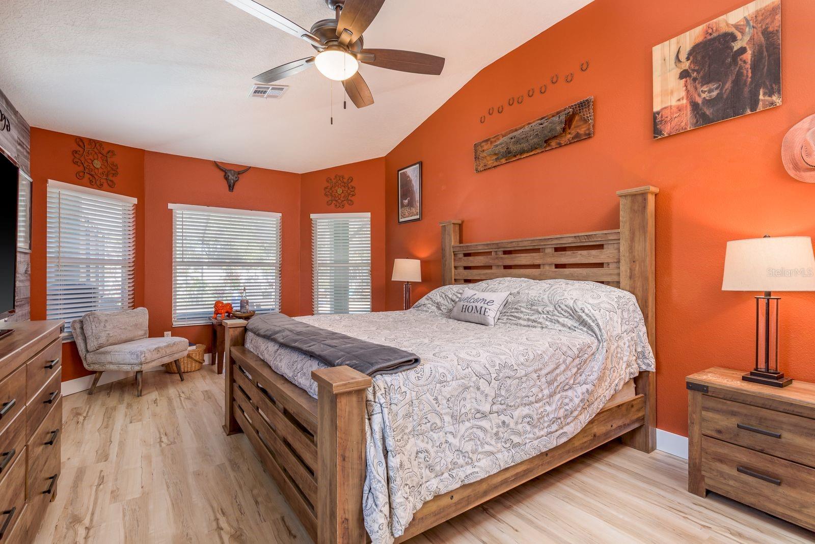 Listing photo id 12 for 5801 Lenmar Court