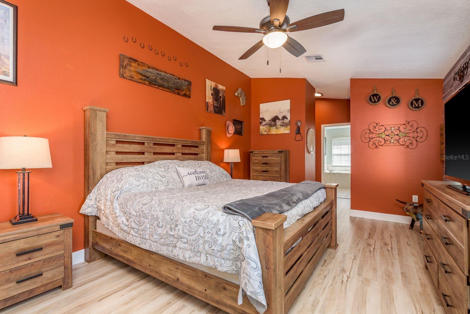 Listing photo id 13 for 5801 Lenmar Court