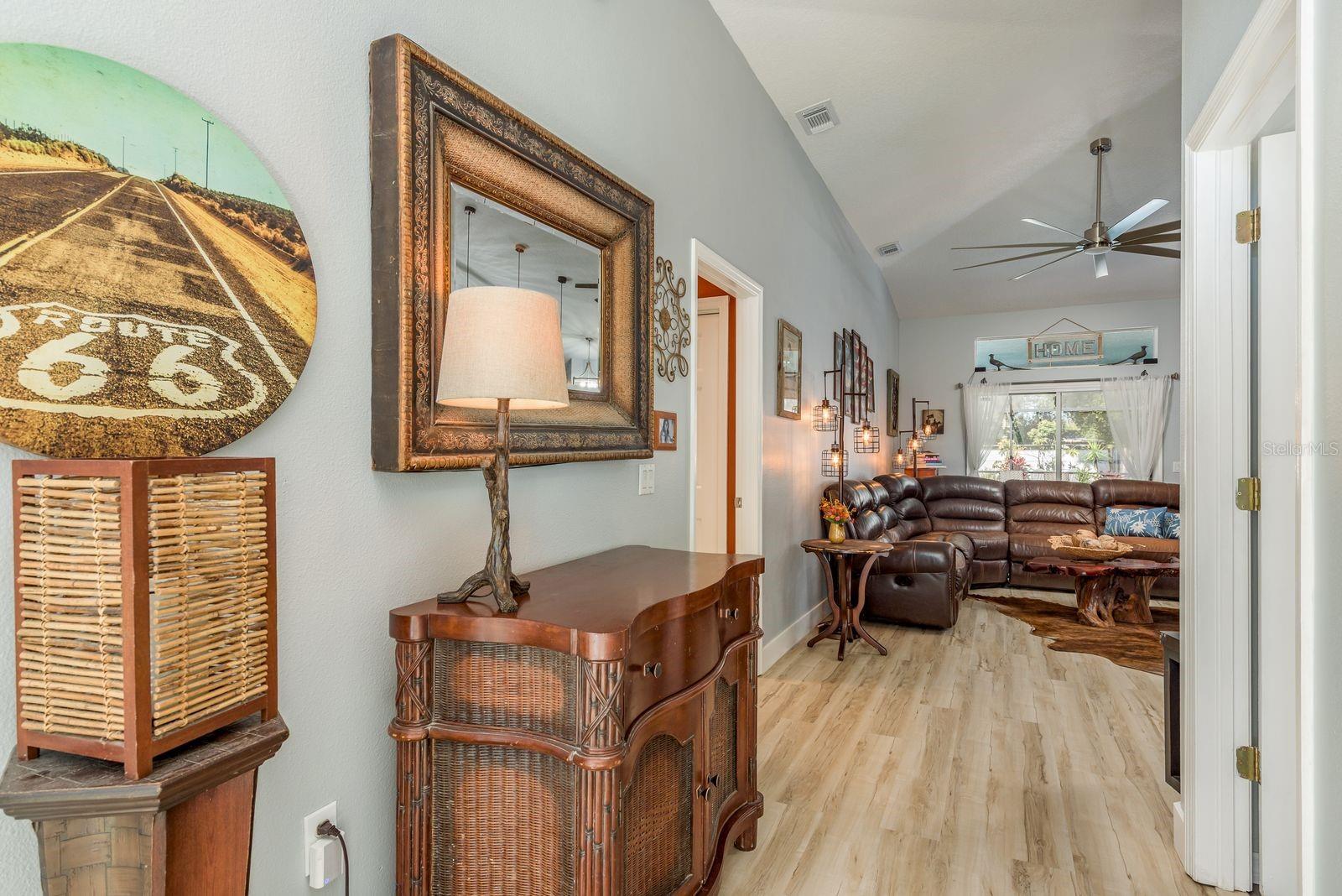 Listing photo id 2 for 5801 Lenmar Court