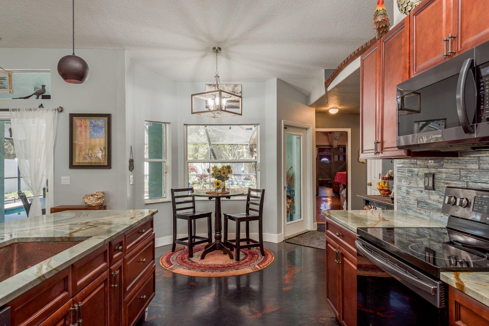 Listing photo id 4 for 5801 Lenmar Court