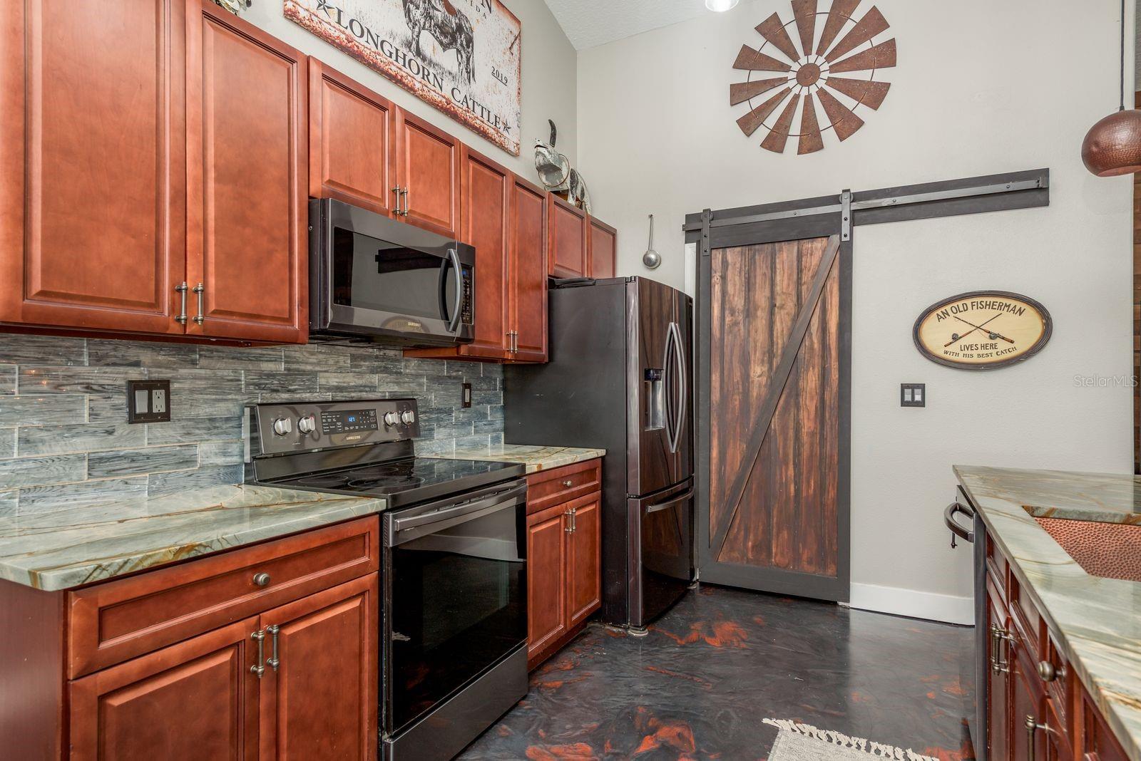 Listing photo id 6 for 5801 Lenmar Court